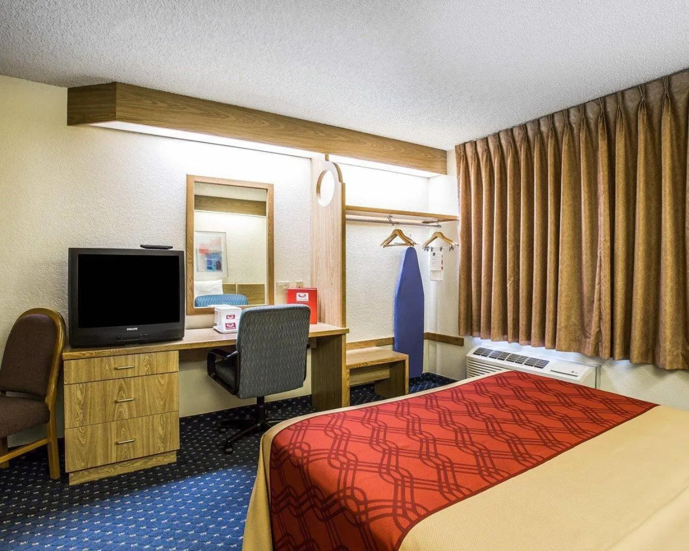 Bedroom, Bed in Econo Lodge Denver International Airport