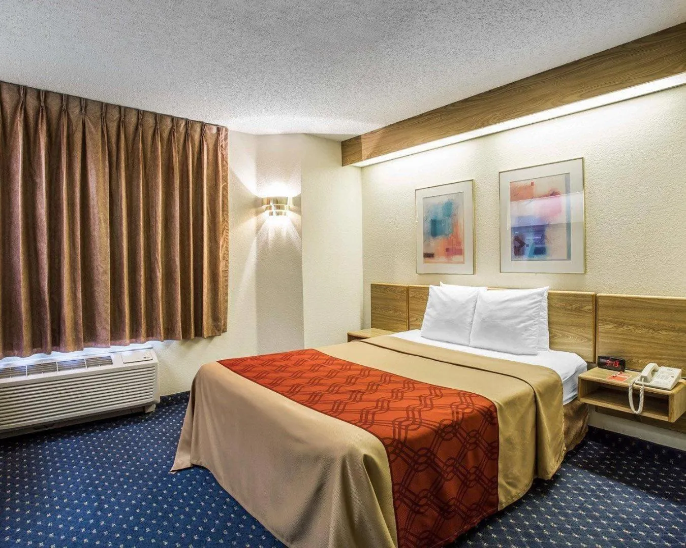 Bedroom, Bed in Econo Lodge Denver International Airport