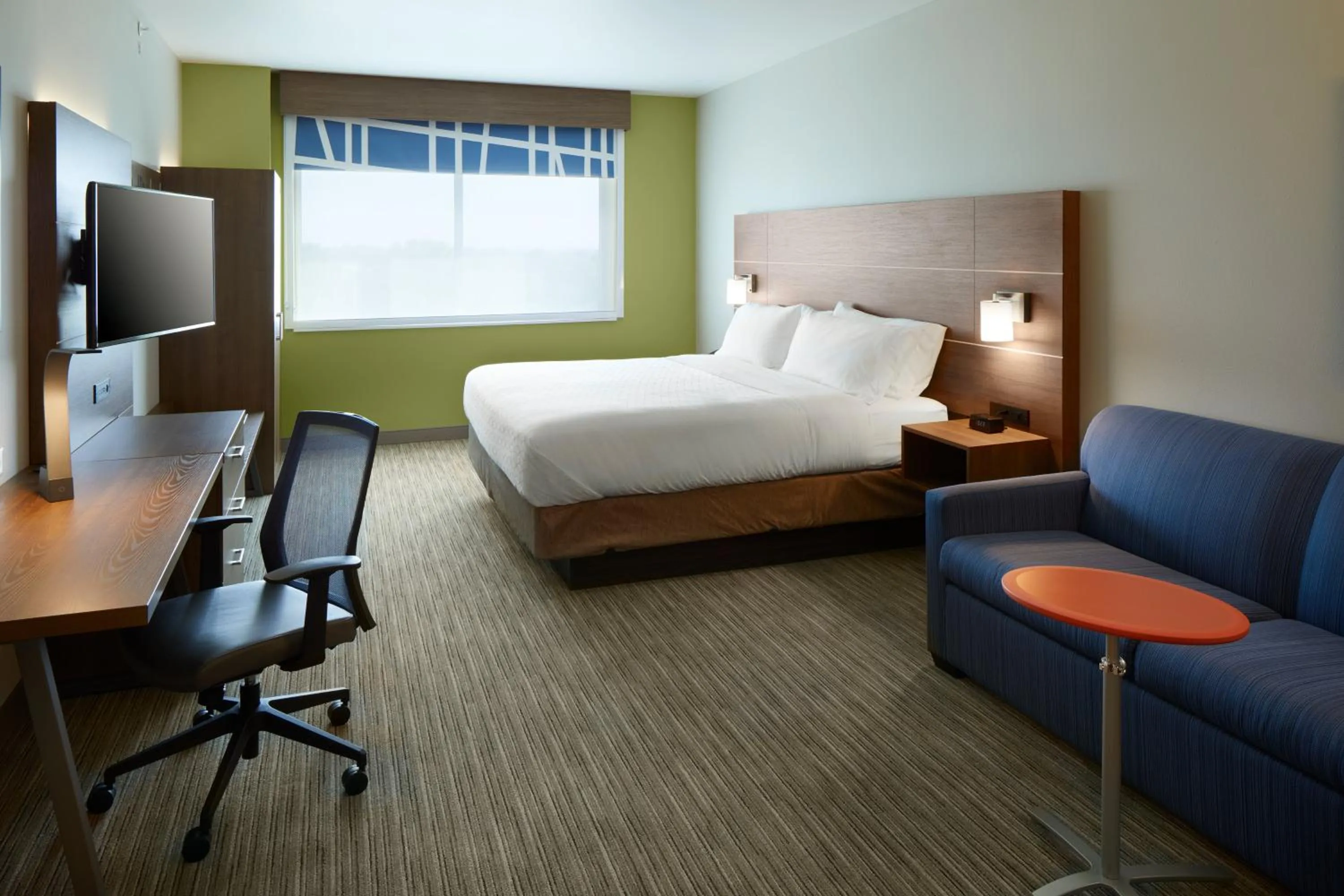 Photo of the whole room, Bed in Holiday Inn Express & Suites - Cincinnati North - Liberty Way by IHG