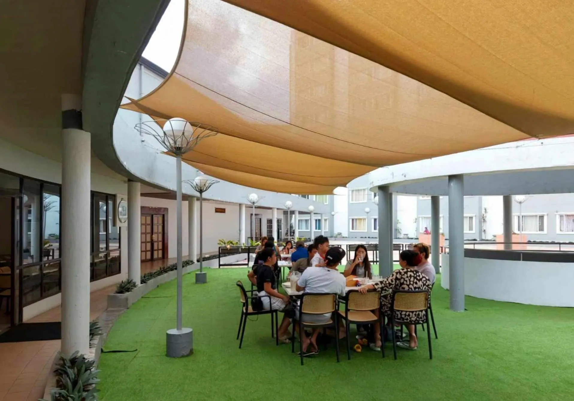 Restaurant/places to eat in Albergo Hotel