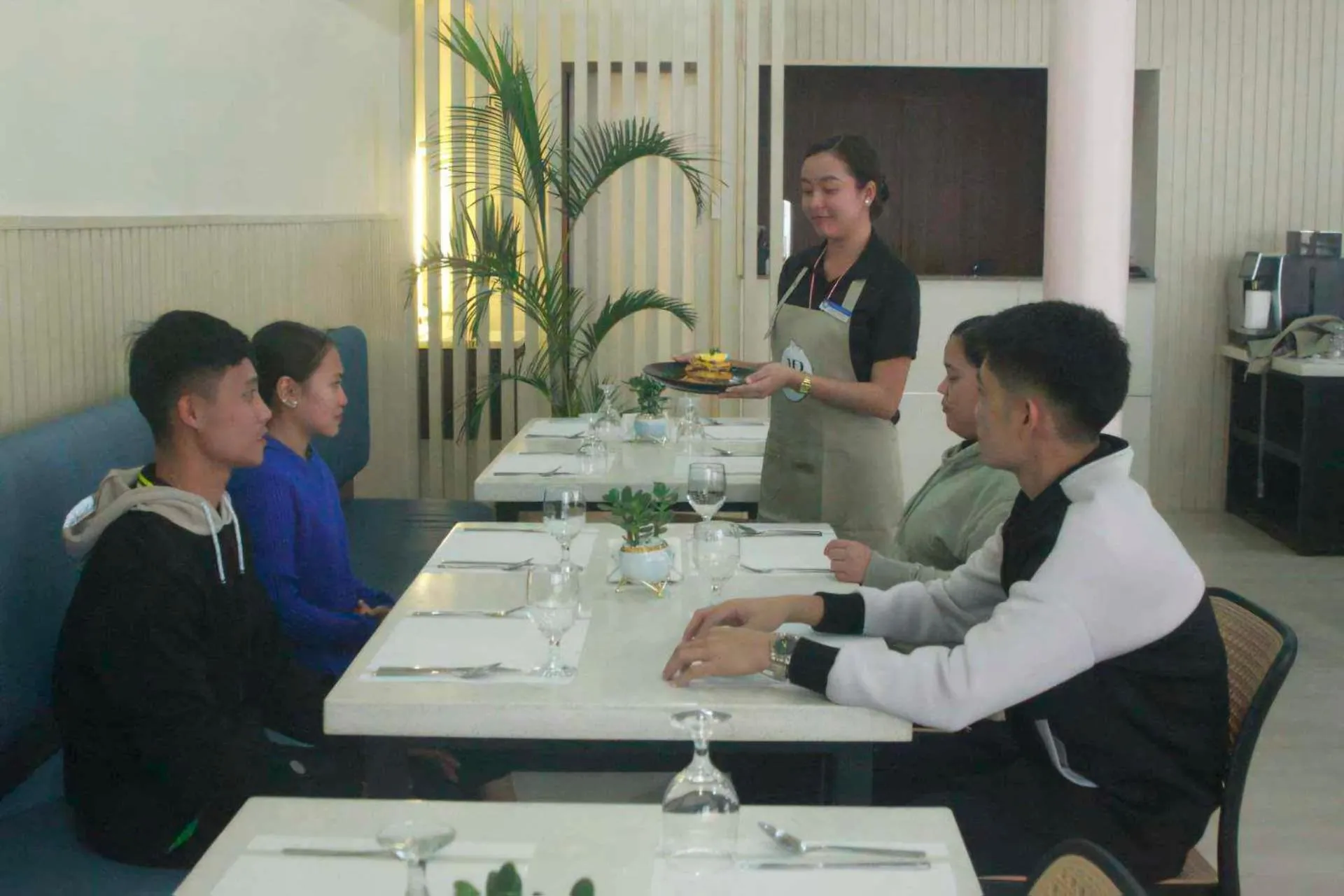 Restaurant/places to eat in Albergo Hotel