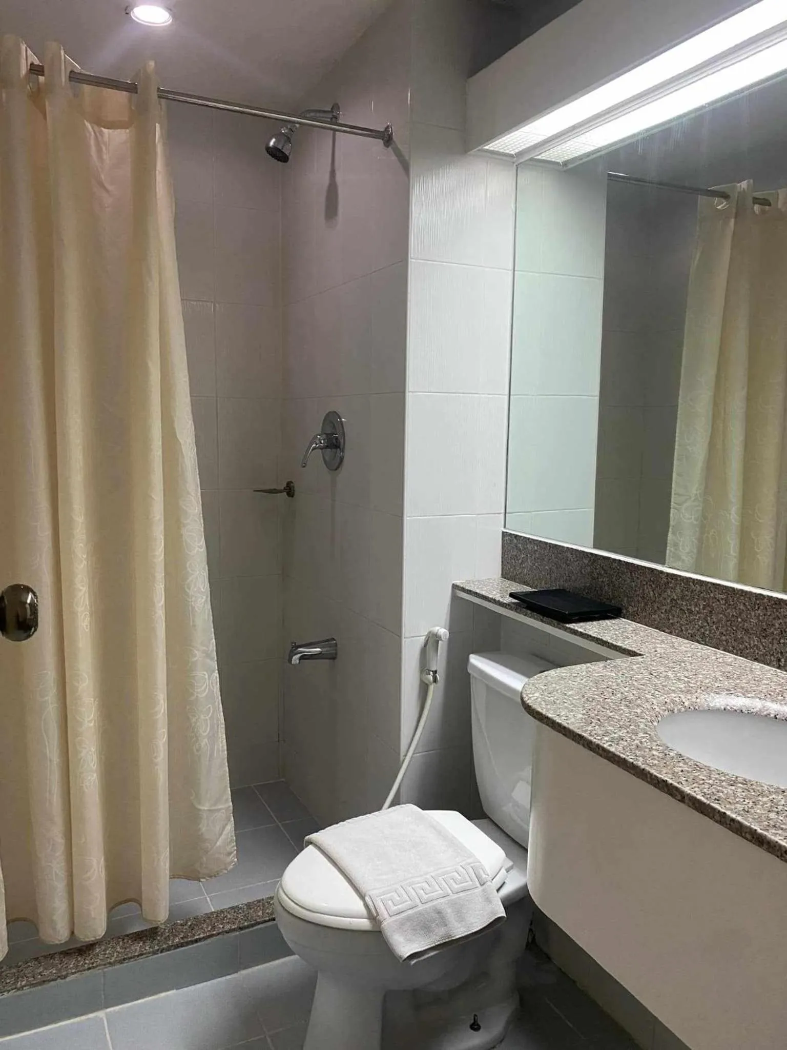 Shower in Albergo Hotel