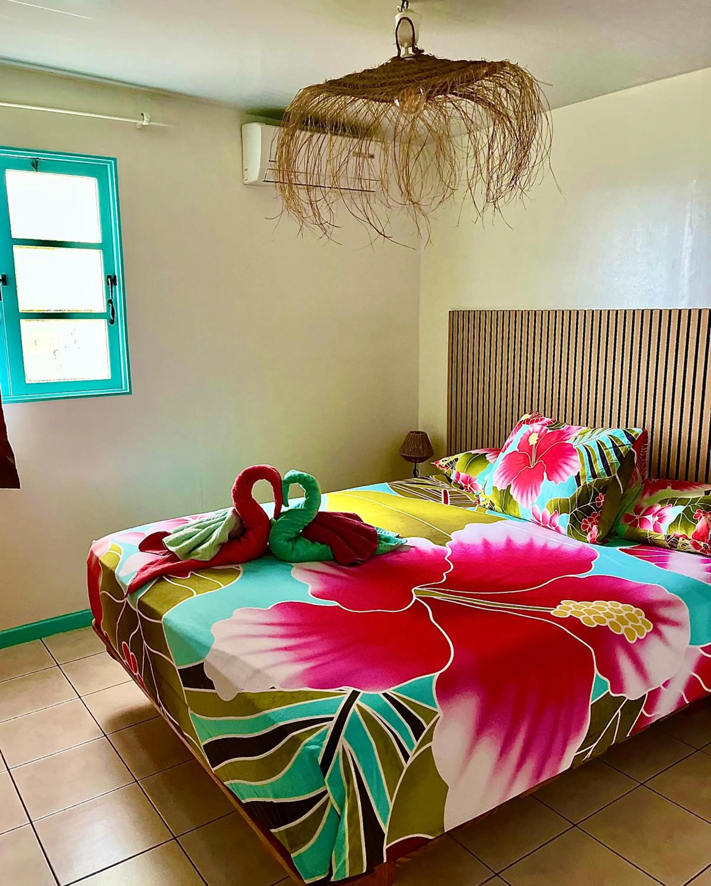 Bed in Linareva Moorea Beach Resort