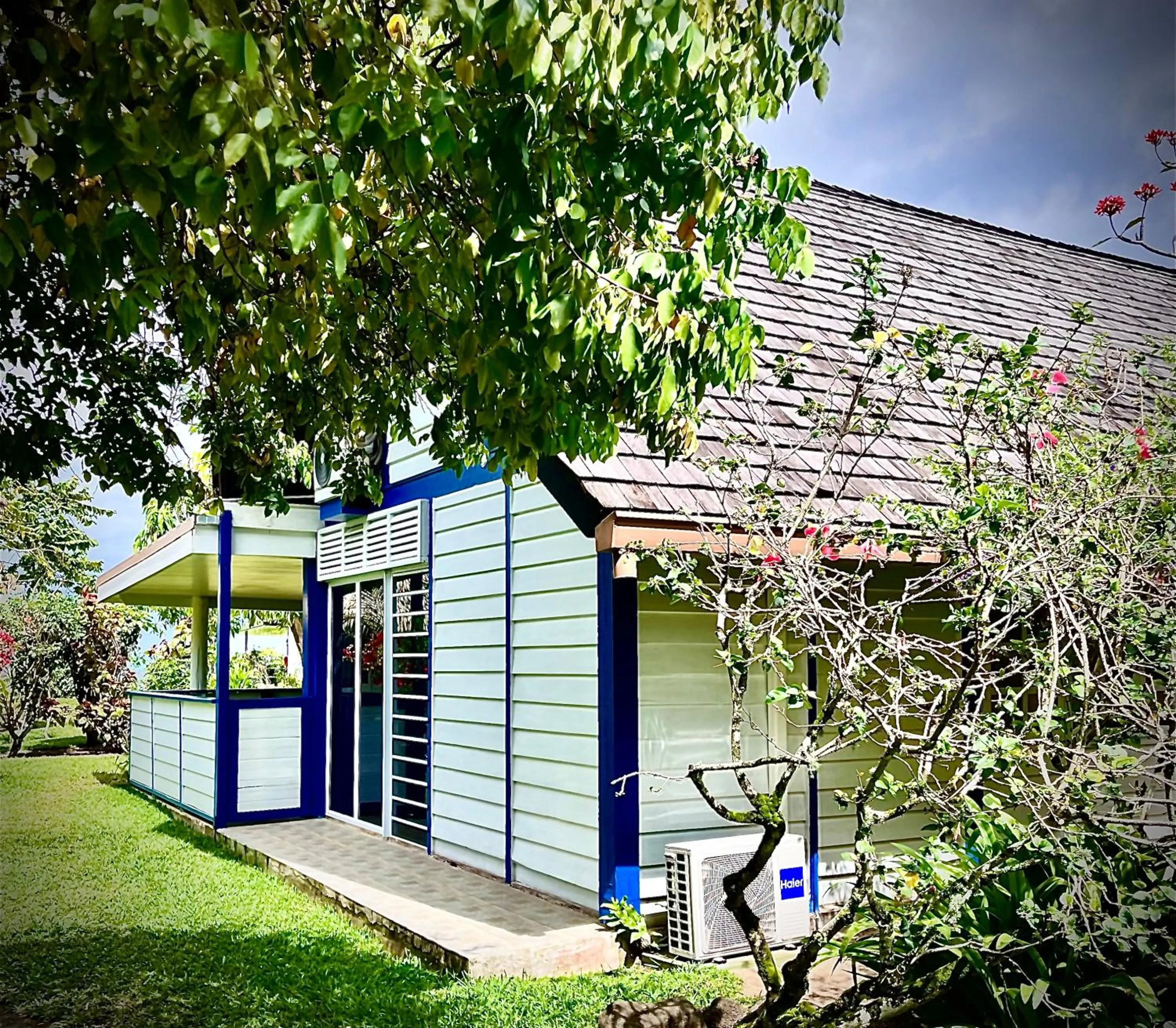Facade/entrance in Linareva Moorea Beach Resort