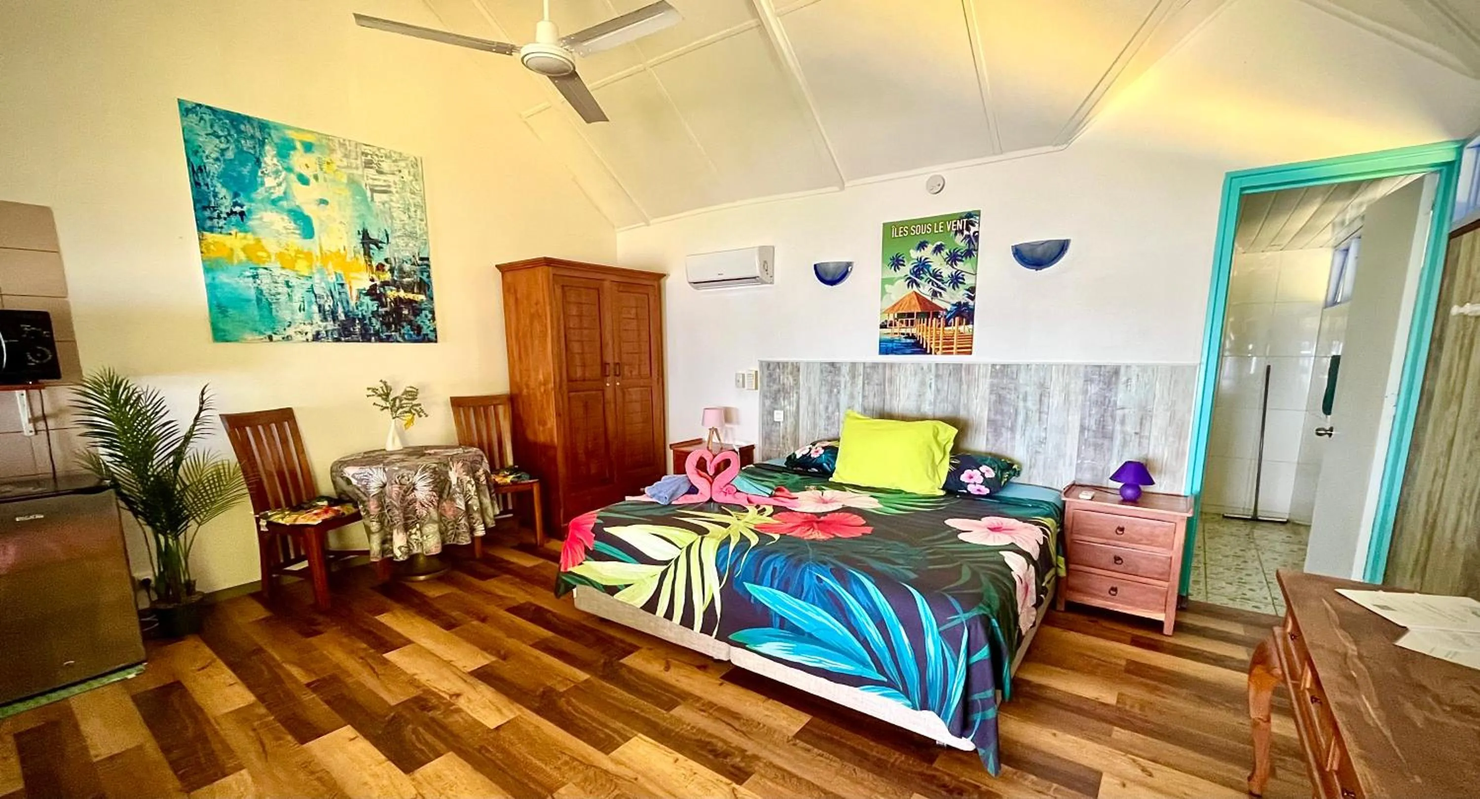 Living room, Bed in Linareva Moorea Beach Resort