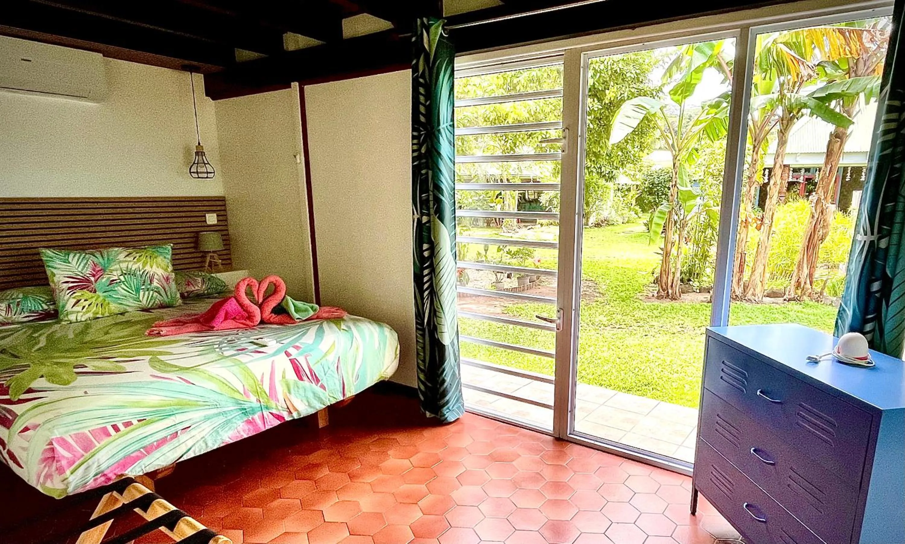 Photo of the whole room, Bed in Linareva Moorea Beach Resort