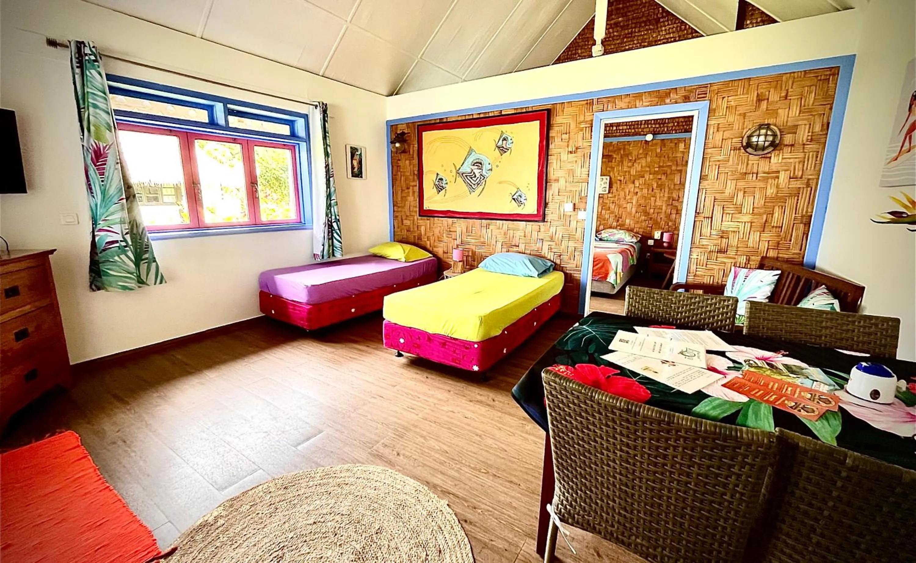 Bed in Linareva Moorea Beach Resort