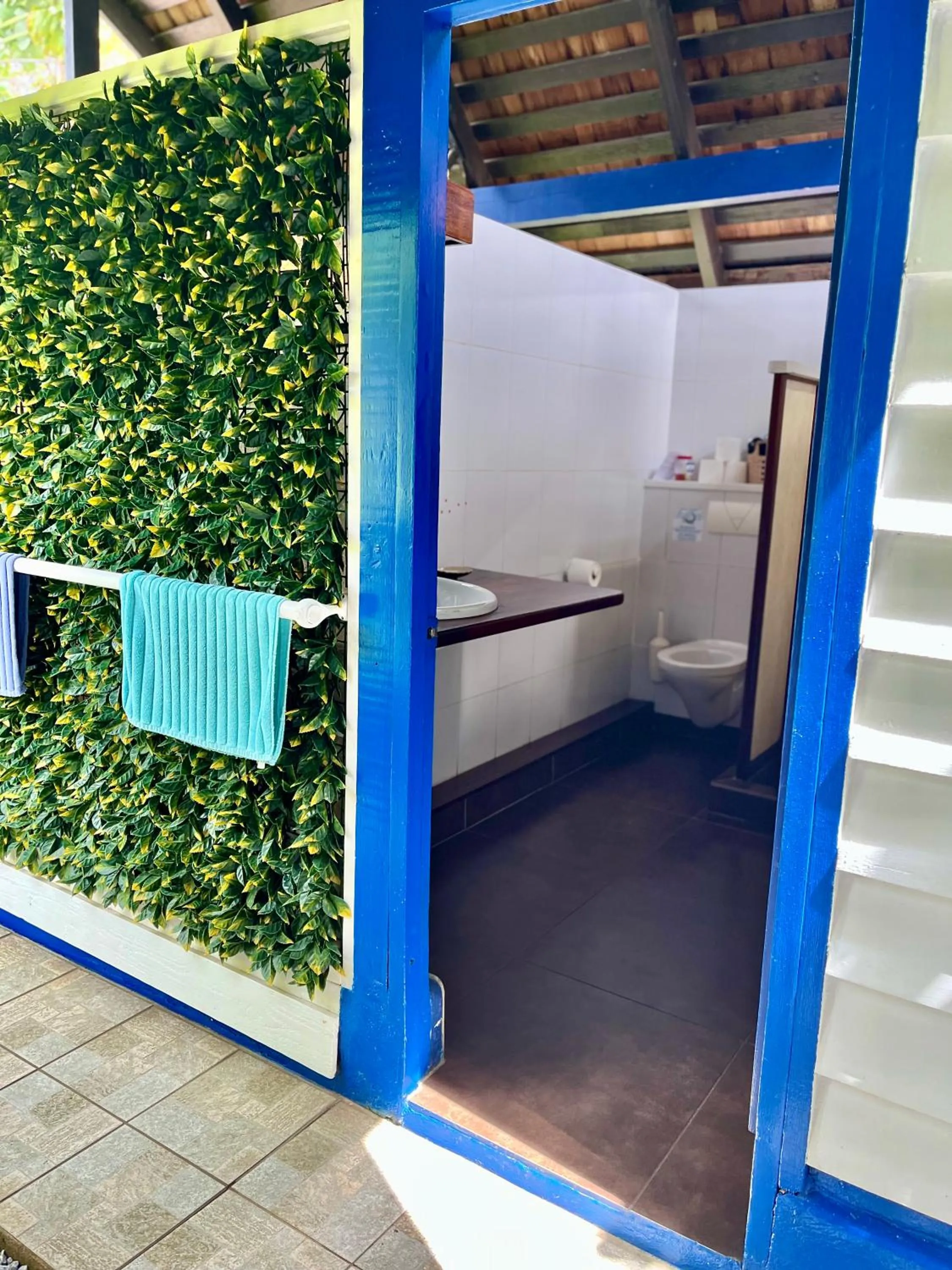 Bathroom in Linareva Moorea Beach Resort