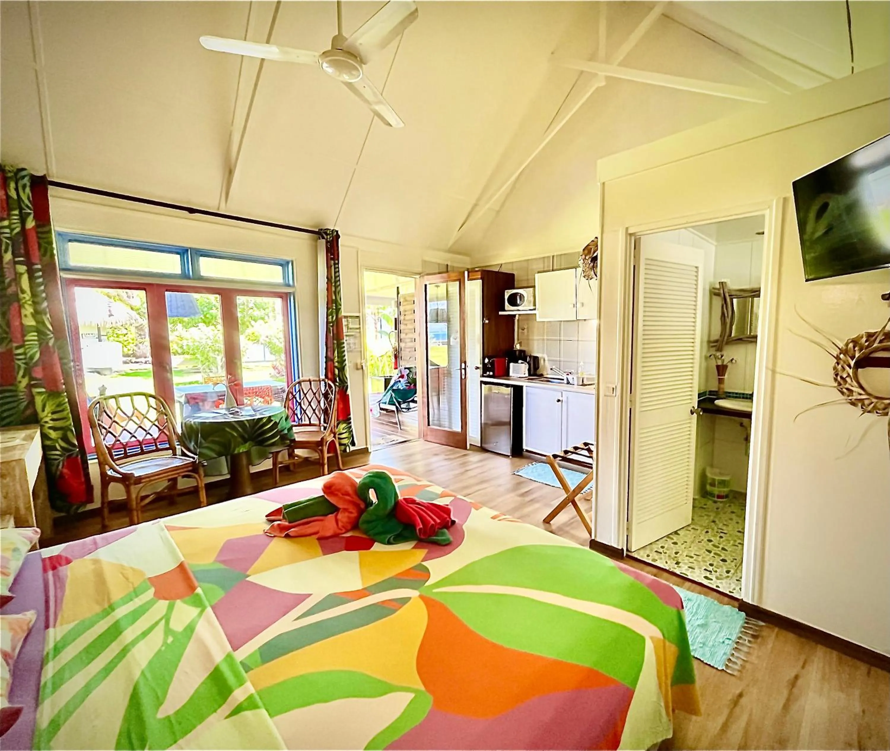 TV and multimedia in Linareva Moorea Beach Resort