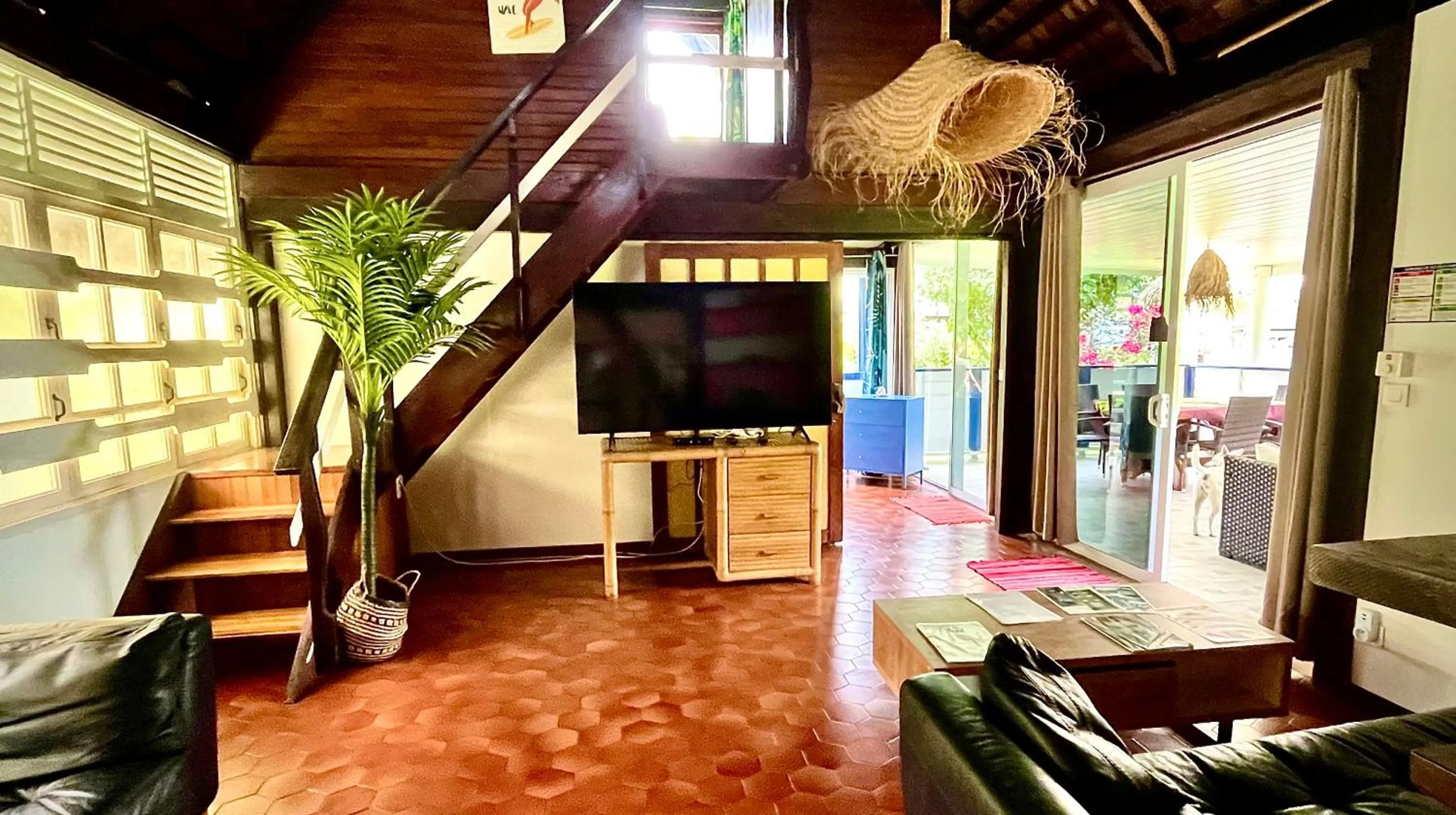 TV and multimedia in Linareva Moorea Beach Resort