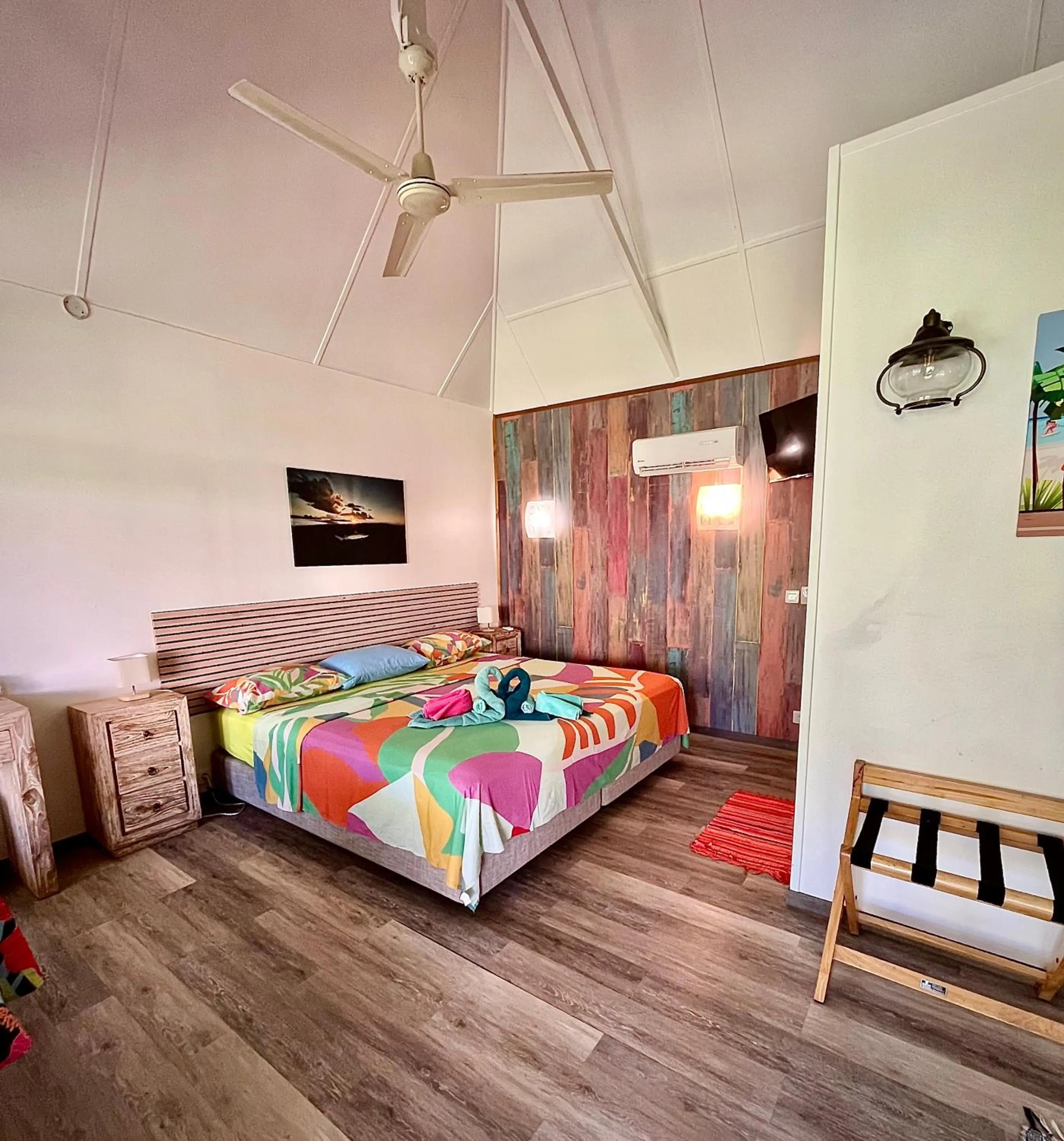 TV and multimedia, Bed in Linareva Moorea Beach Resort