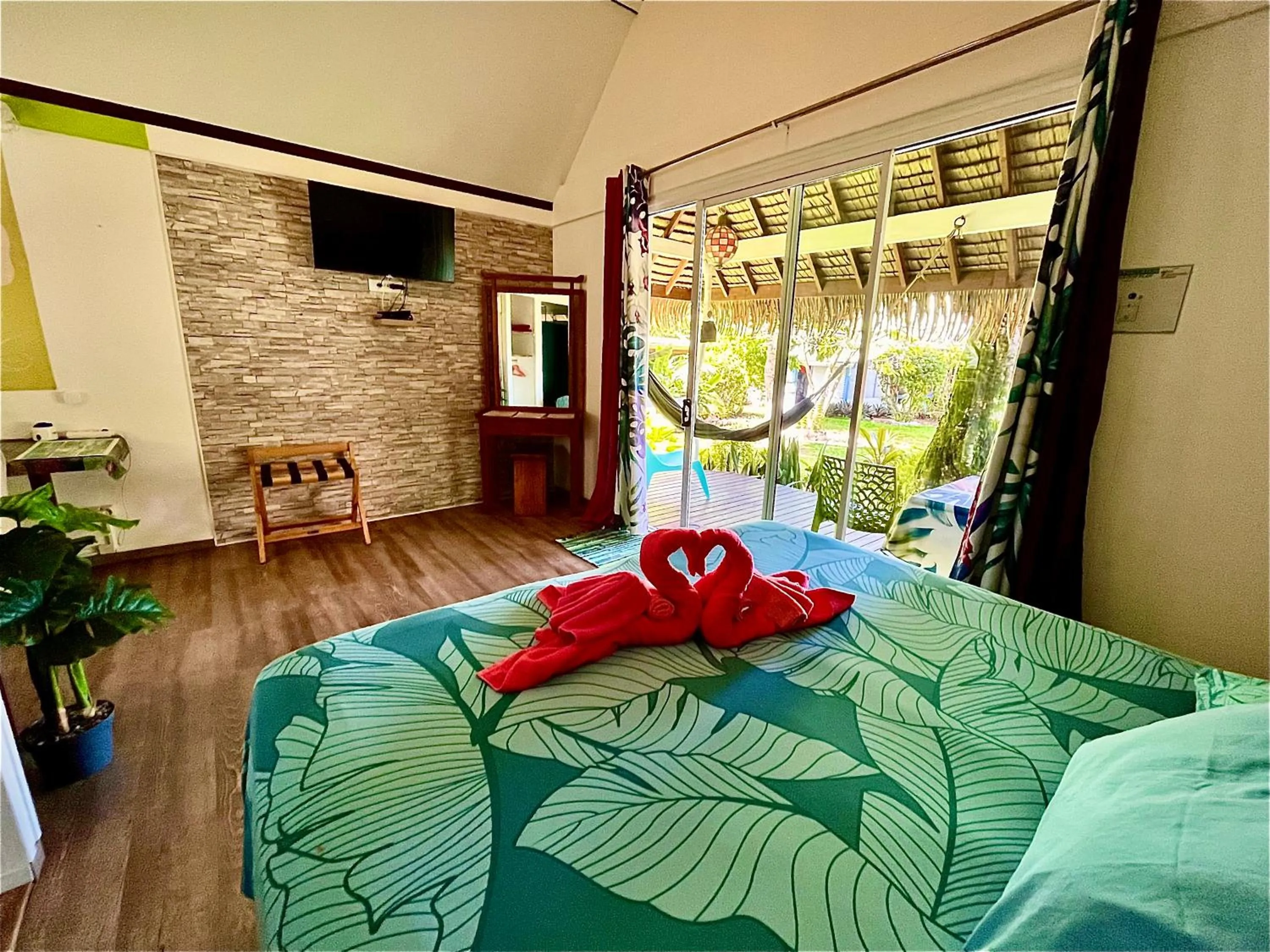 TV and multimedia, Bed in Linareva Moorea Beach Resort