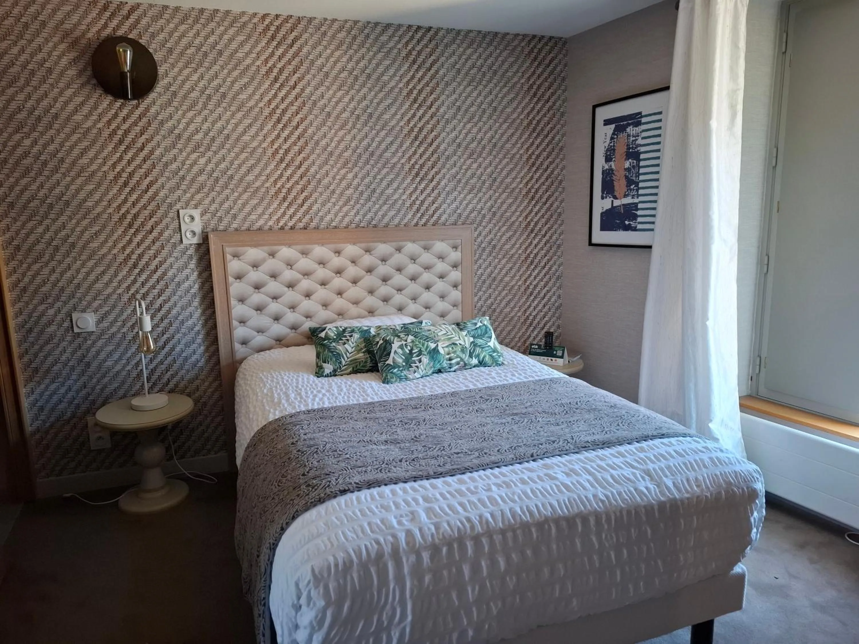 Bed in Logis Hôtel-restaurant Le Grand Cerf