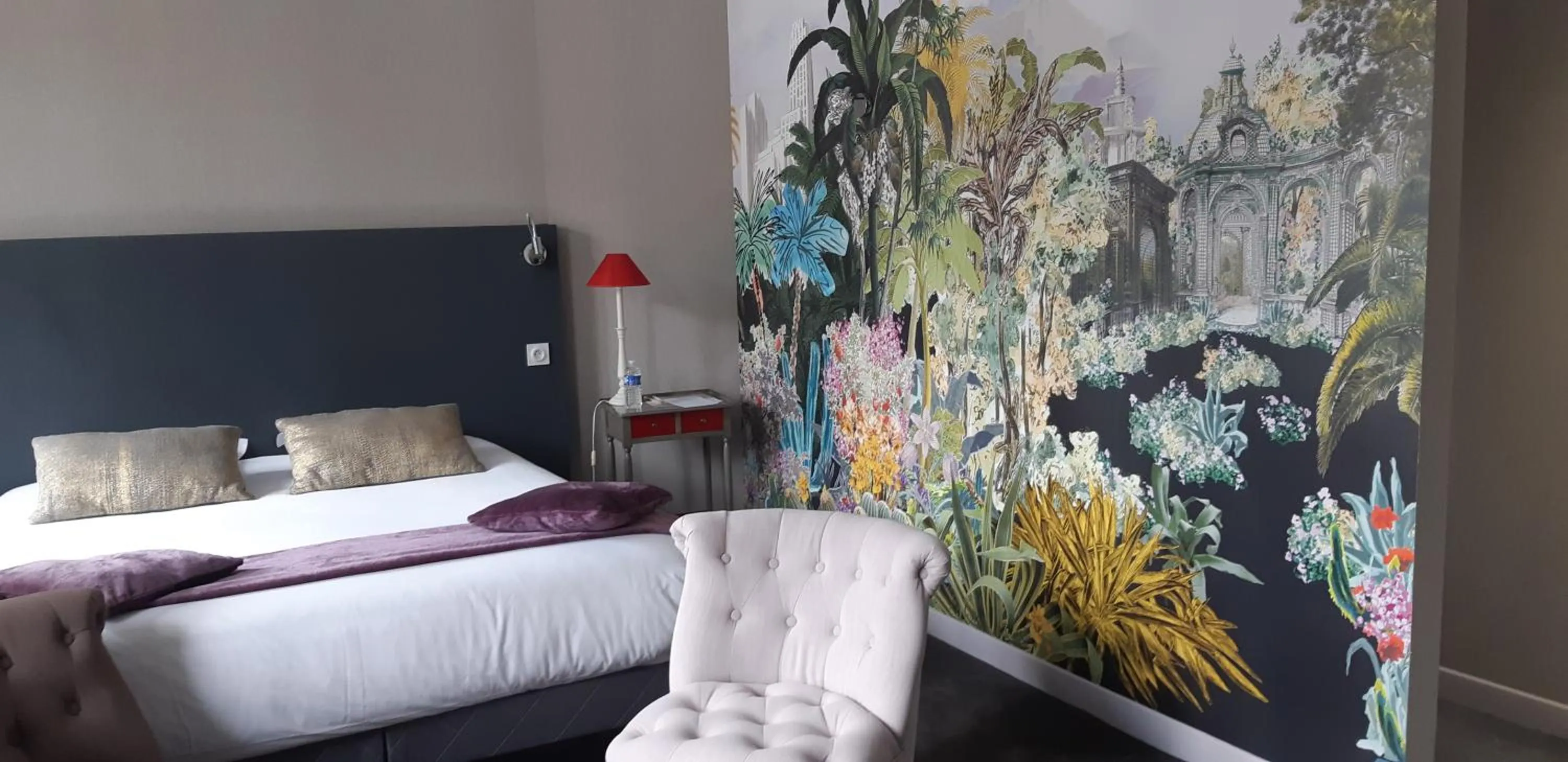 Bed in Logis Hôtel-restaurant Le Grand Cerf