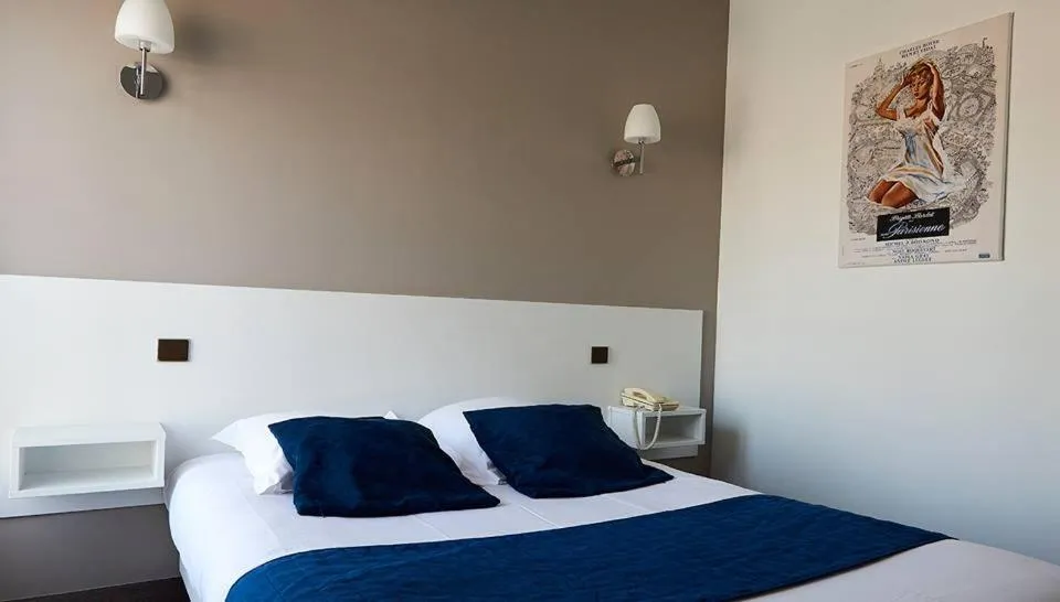 Bed in Logis Hôtel-restaurant Le Grand Cerf