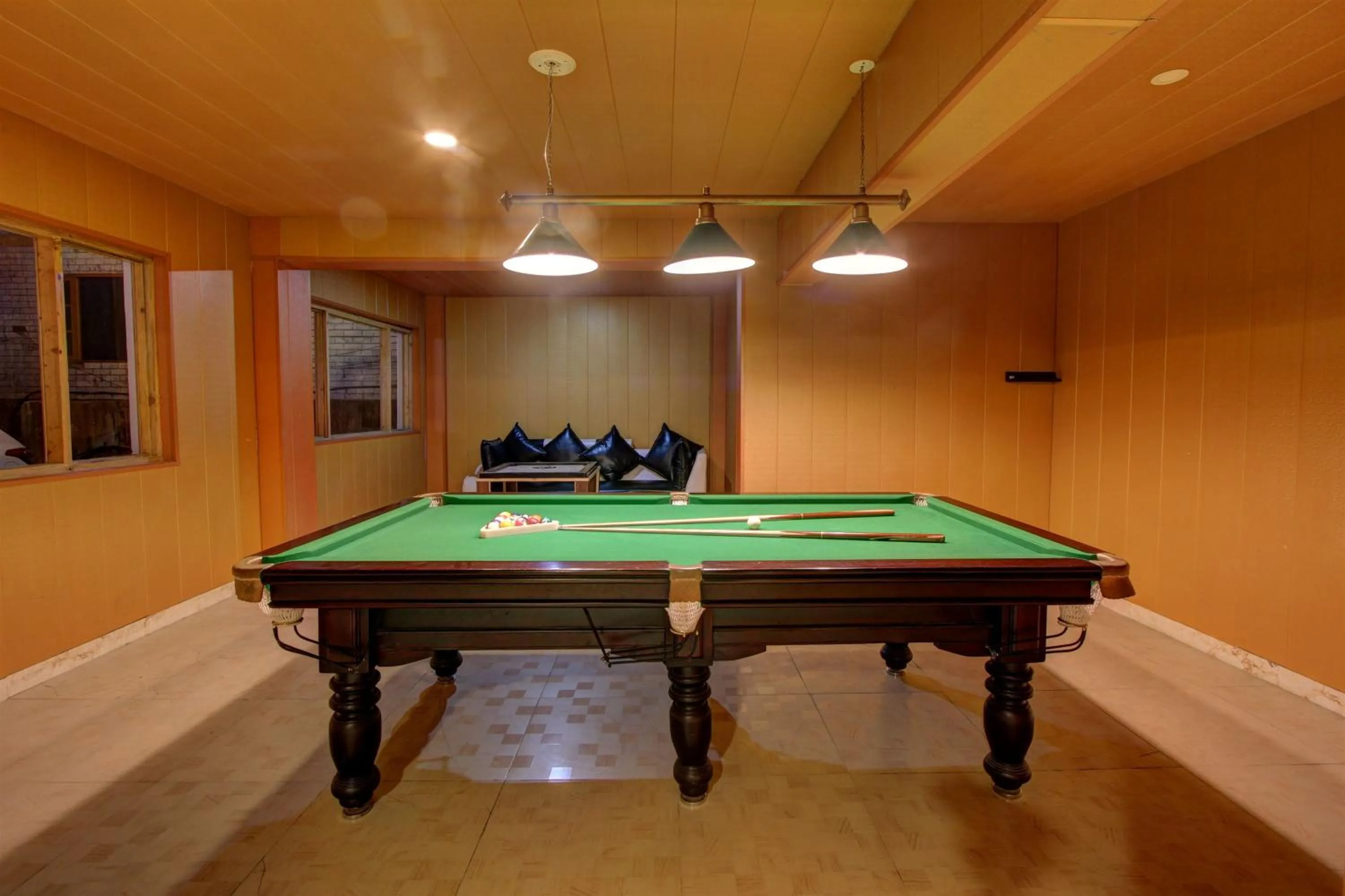 Evening entertainment in Hill County Resort & Spa