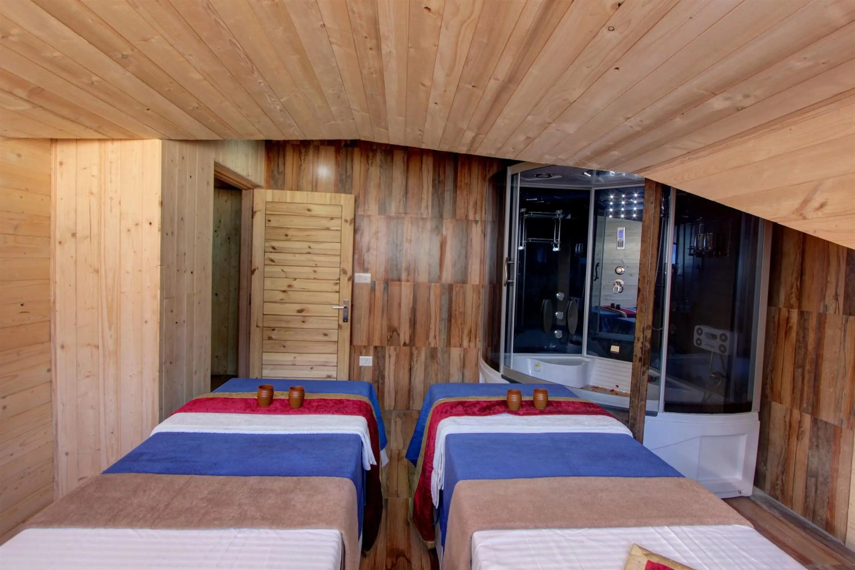 Hot Tub in Hill County Resort & Spa