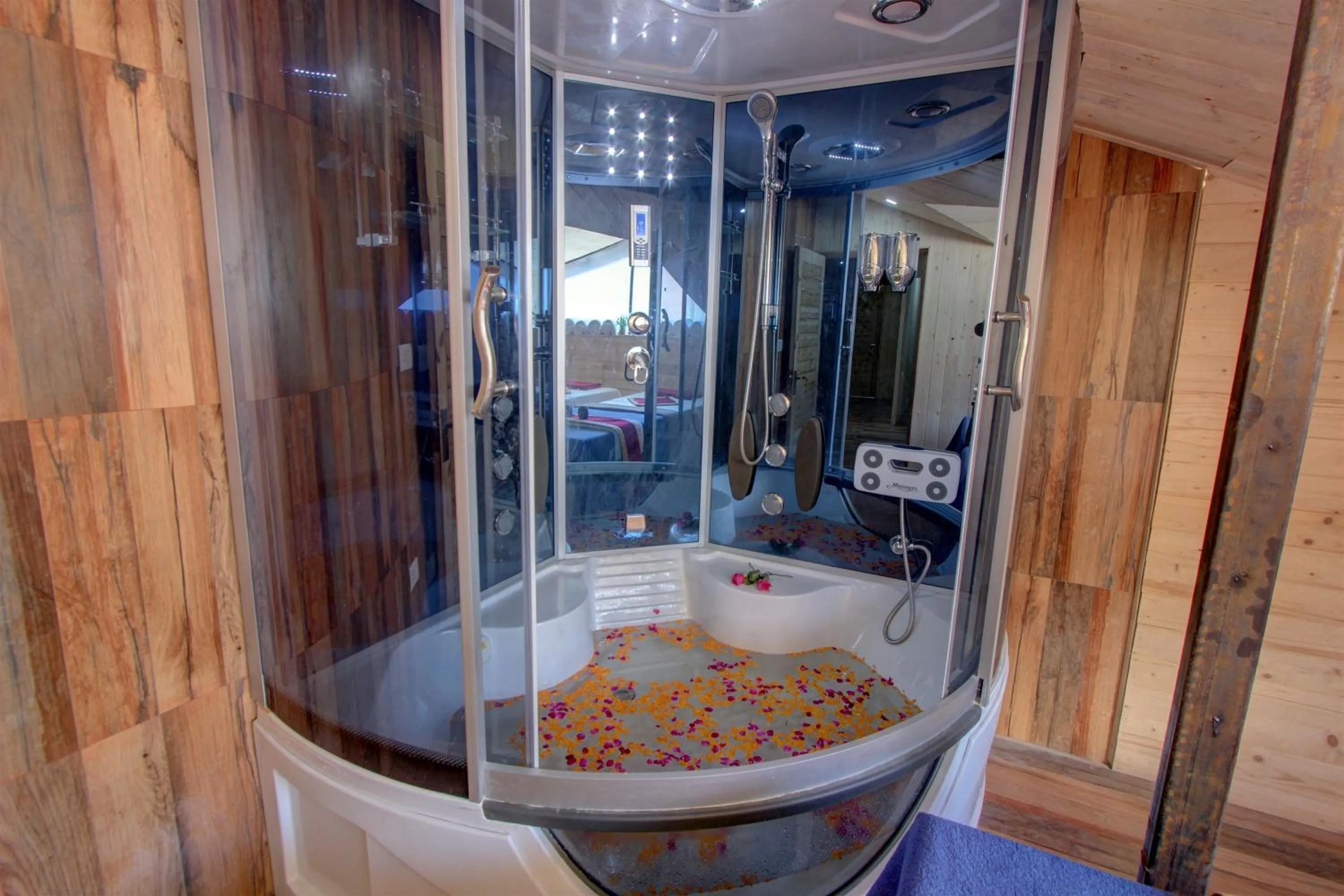 Hot Tub in Hill County Resort & Spa