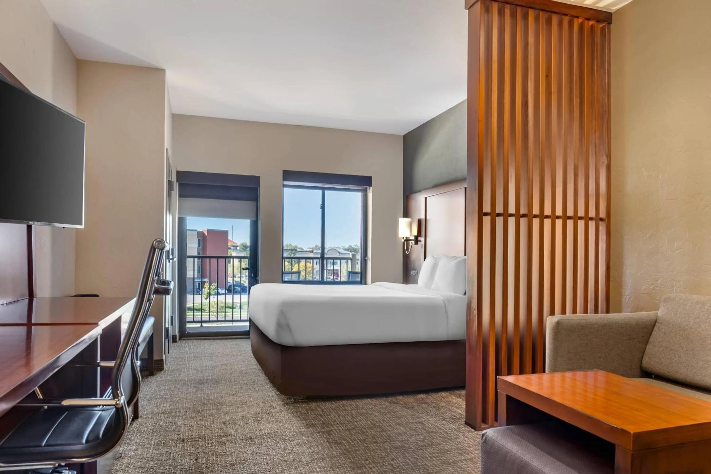 Bedroom, Bed in Comfort Suites Florence - Cincinnati South