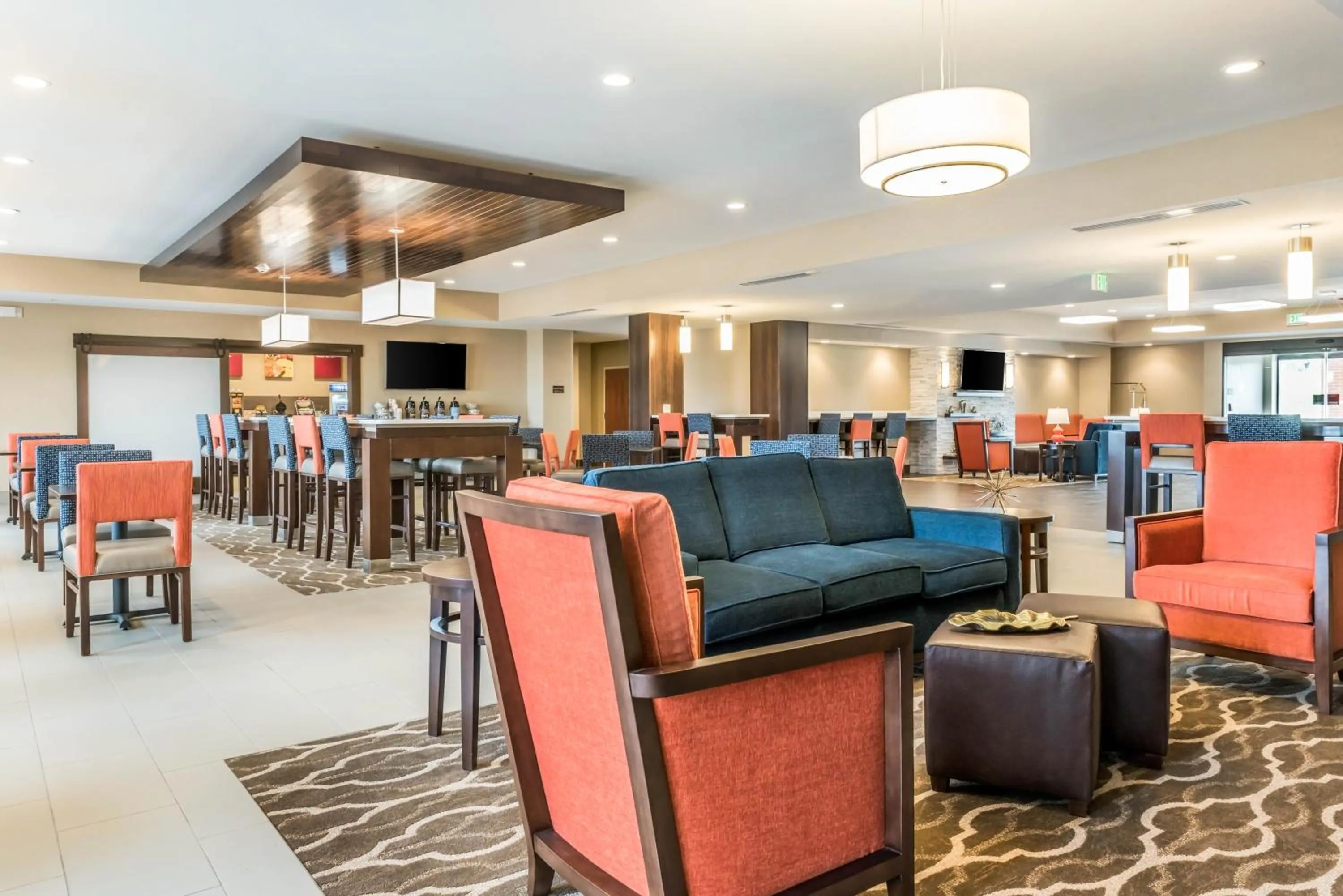 Communal lounge/ TV room in Comfort Suites Florence - Cincinnati South