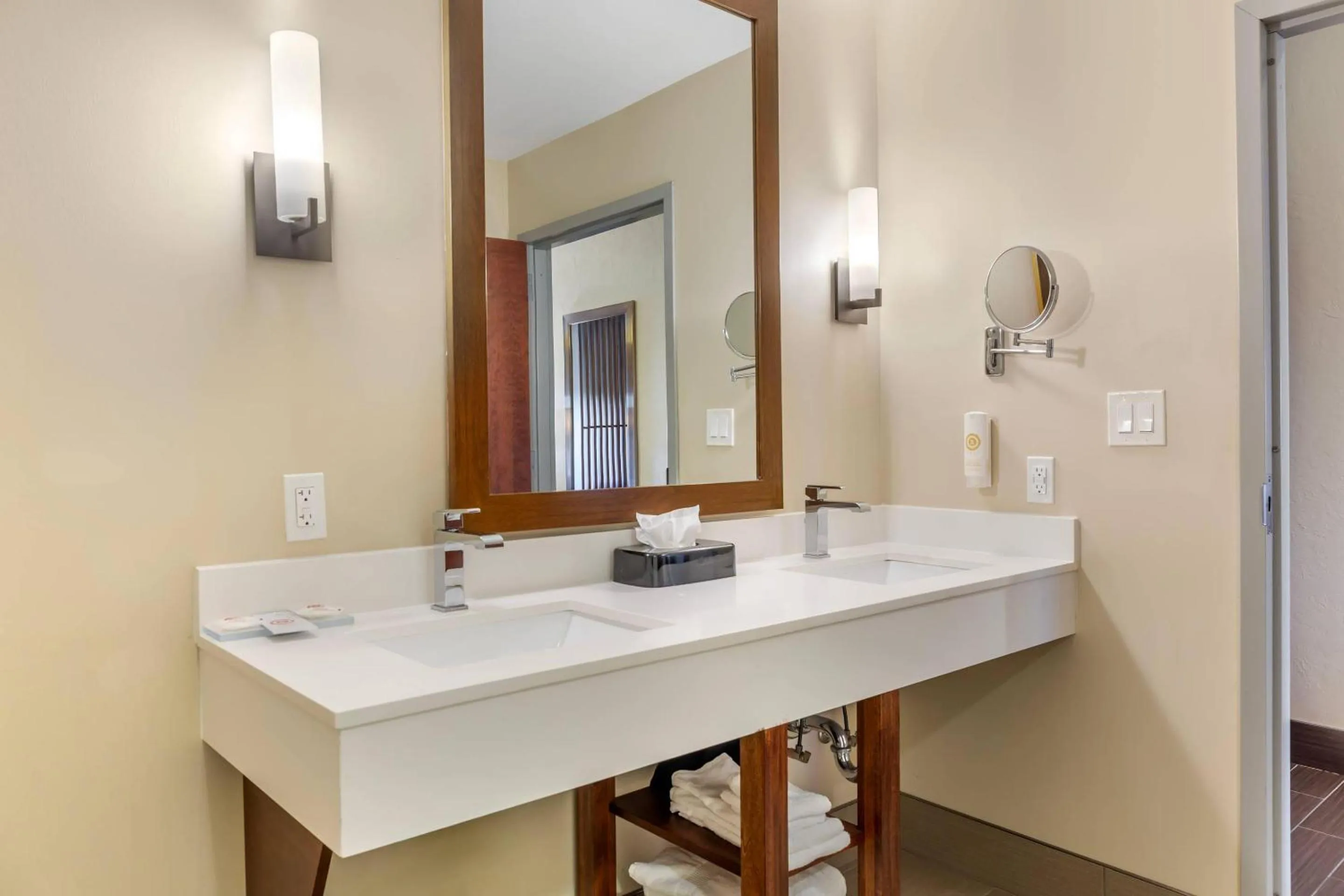 Bedroom in Comfort Suites Florence - Cincinnati South