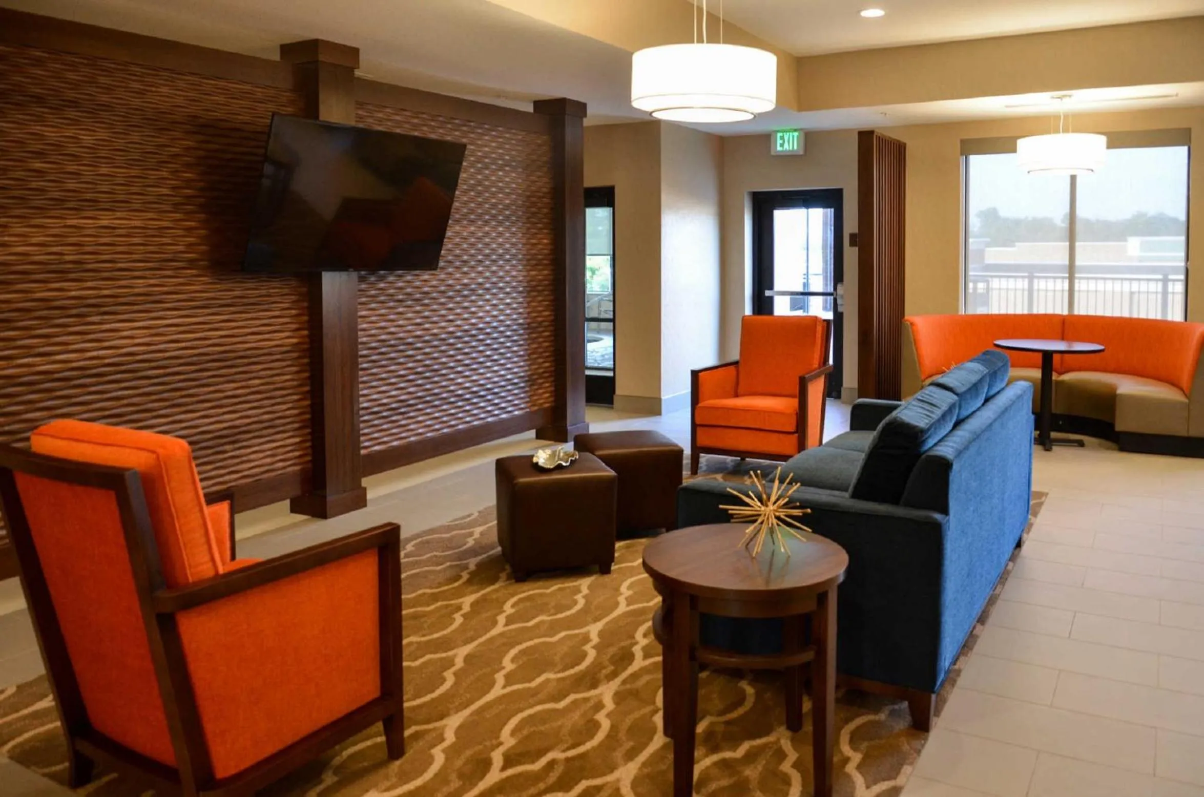 Communal lounge/ TV room in Comfort Suites Florence - Cincinnati South