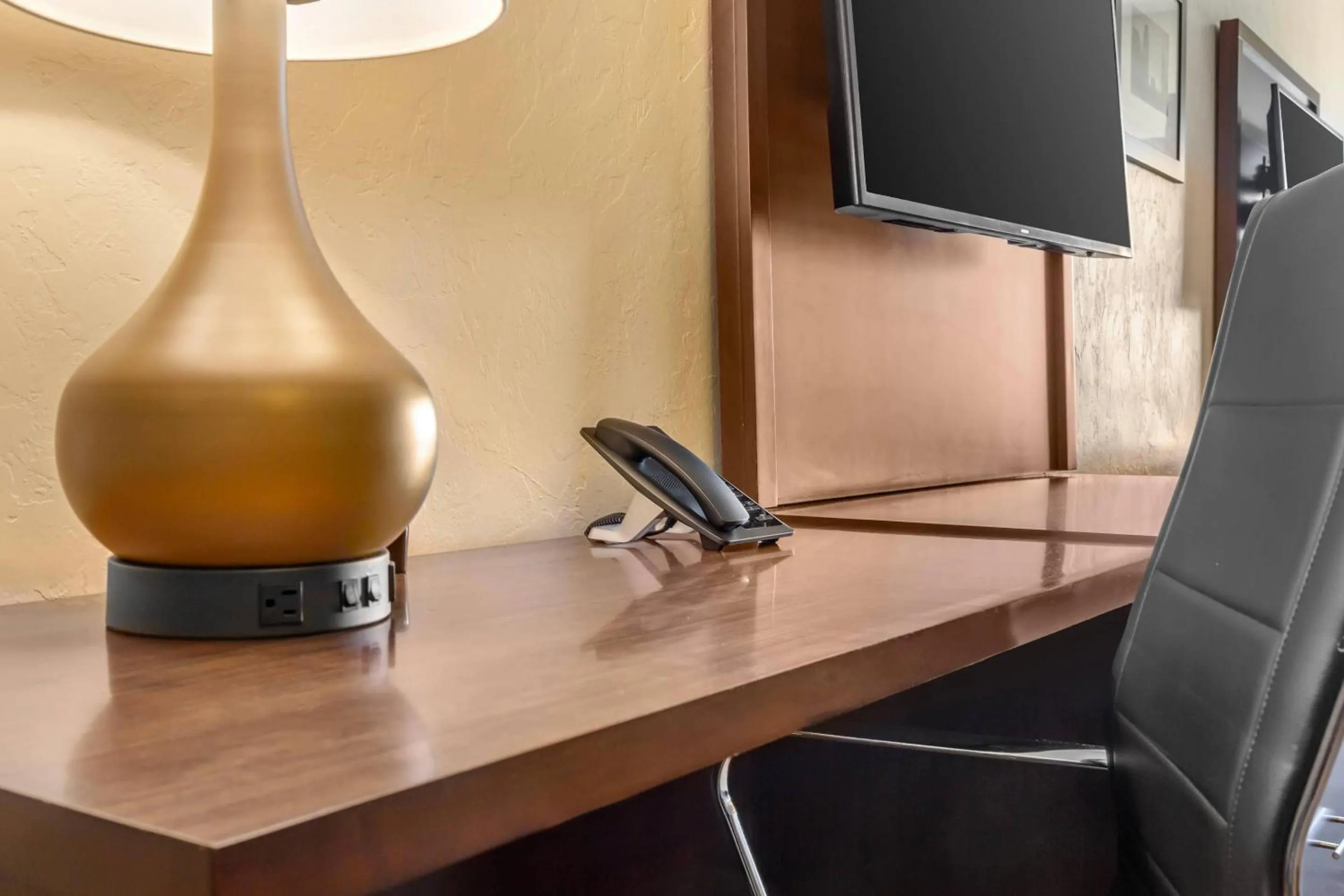 Bedroom in Comfort Suites Florence - Cincinnati South