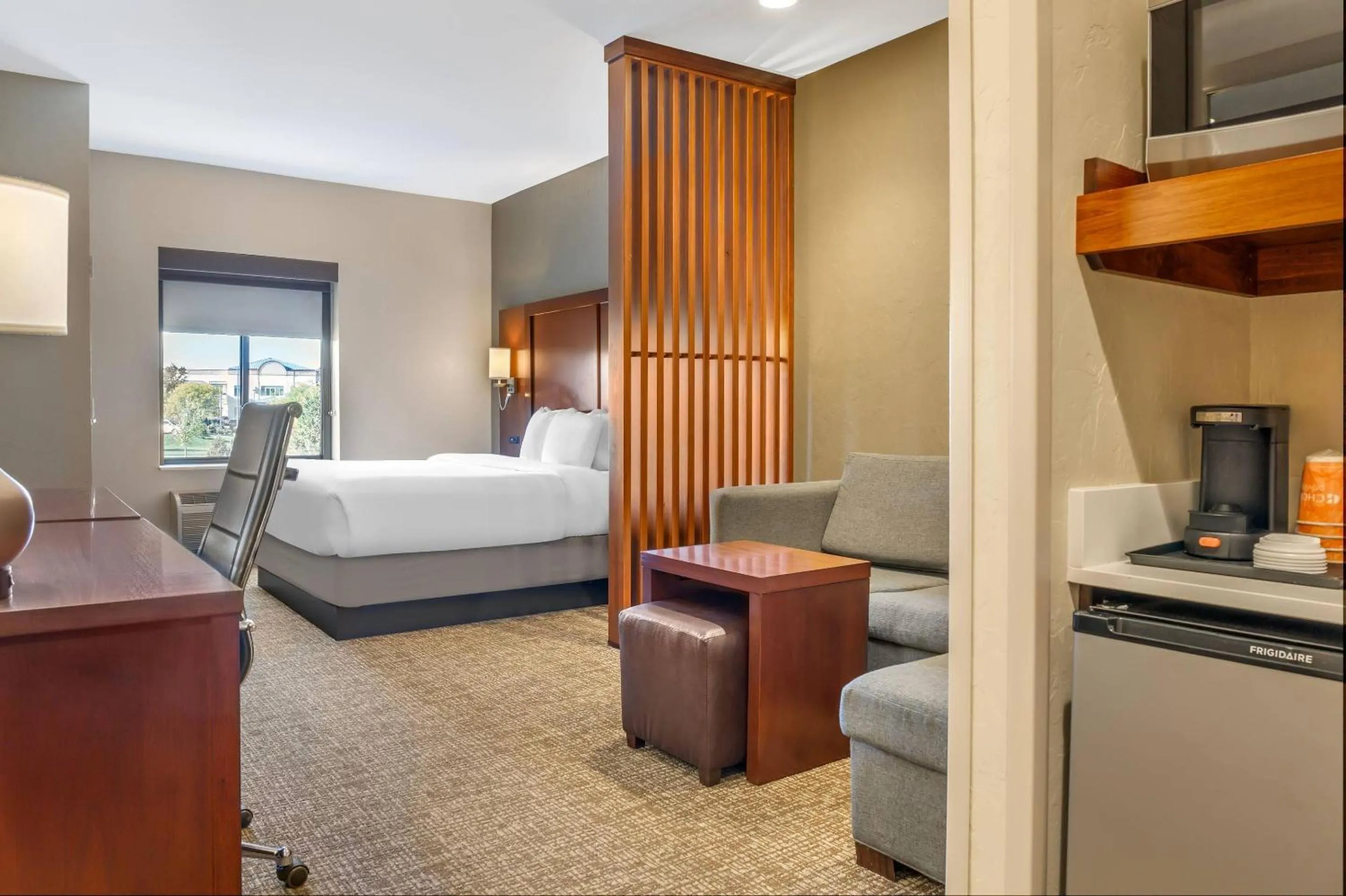 Bedroom, Bed in Comfort Suites Florence - Cincinnati South