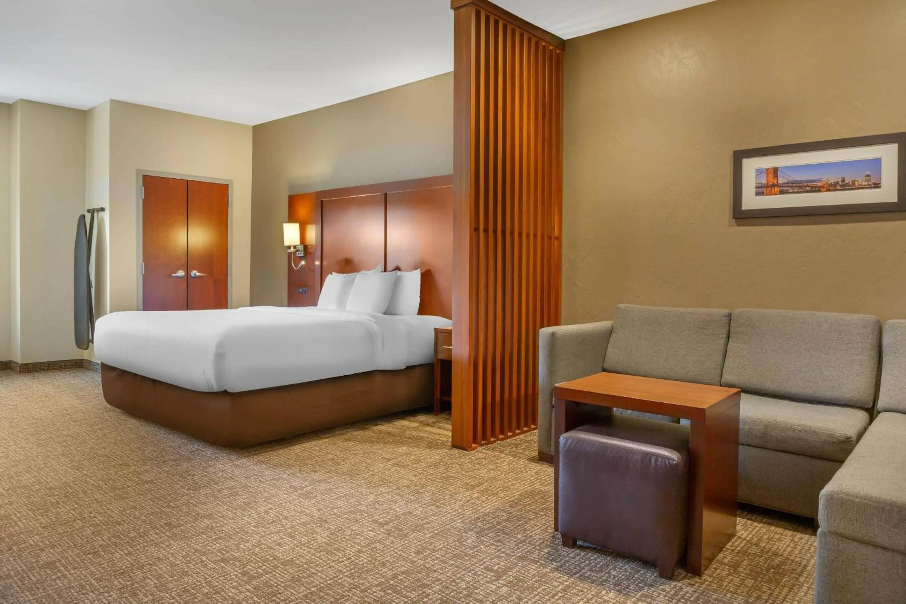 Bedroom, Bed in Comfort Suites Florence - Cincinnati South