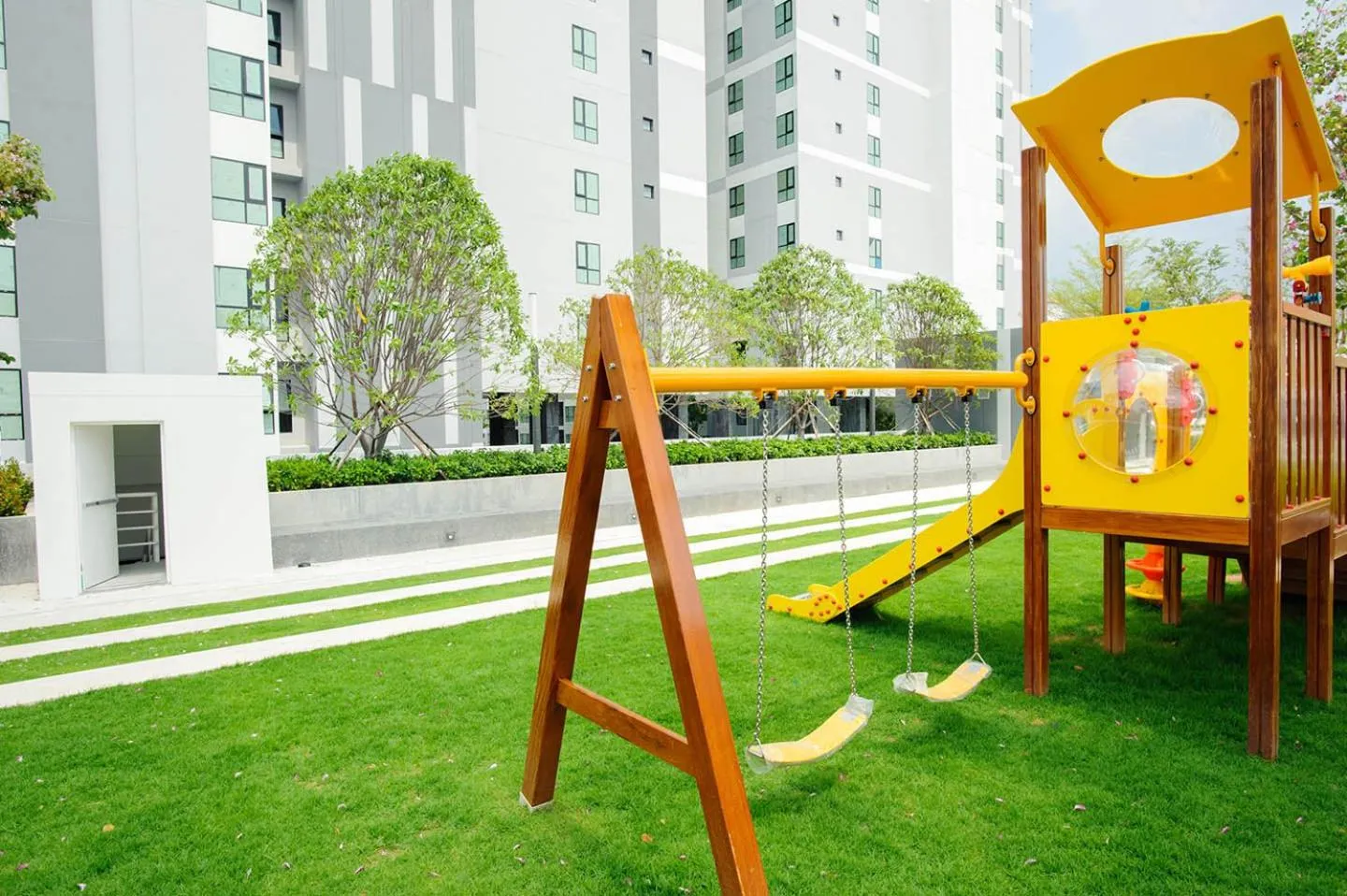 Fitness centre/facilities in LLX Apartments at The Base condo