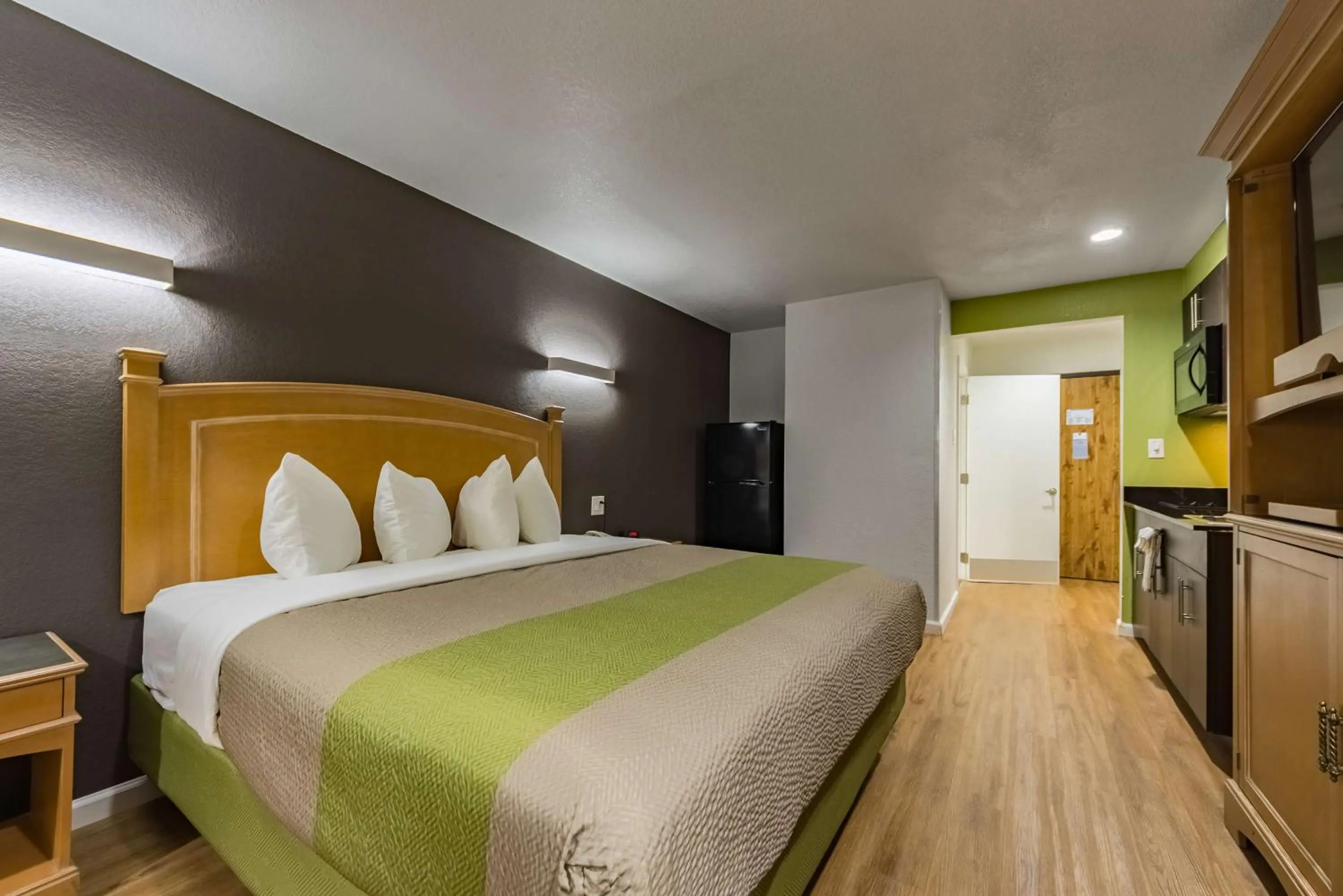 Photo of the whole room, Bed in Studio 6-Plano, TX