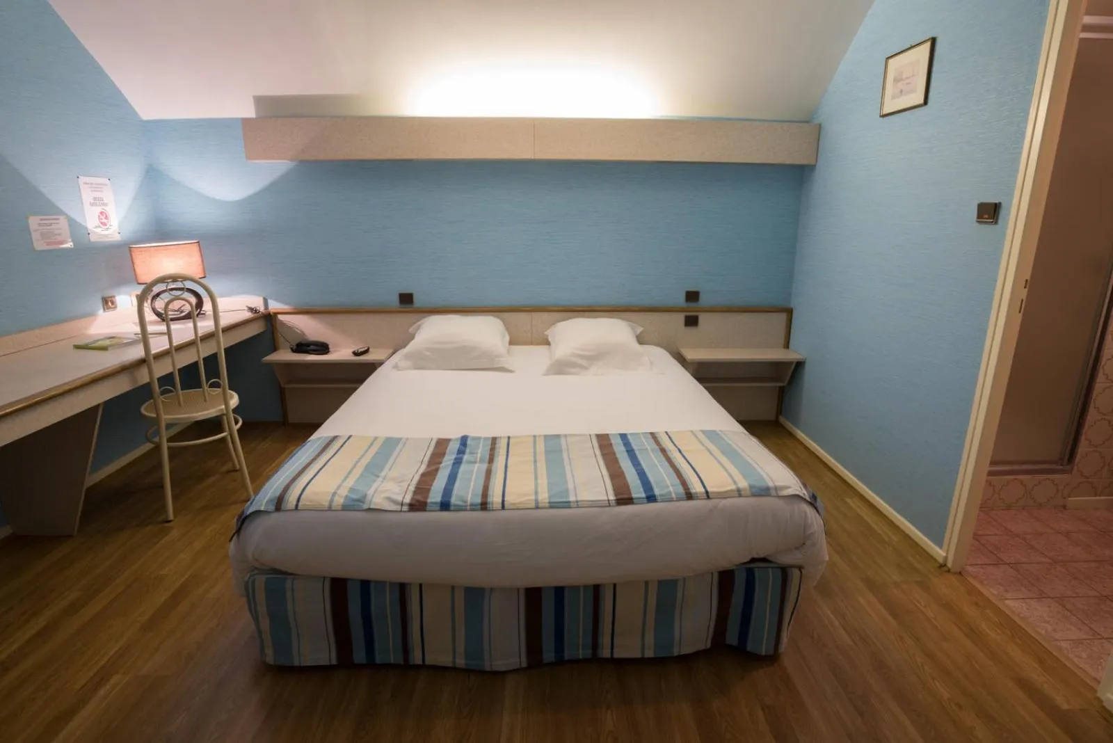 Photo of the whole room, Bed in Hotel Restaurant SPA "Le Relais Des Moines - Logis de France"