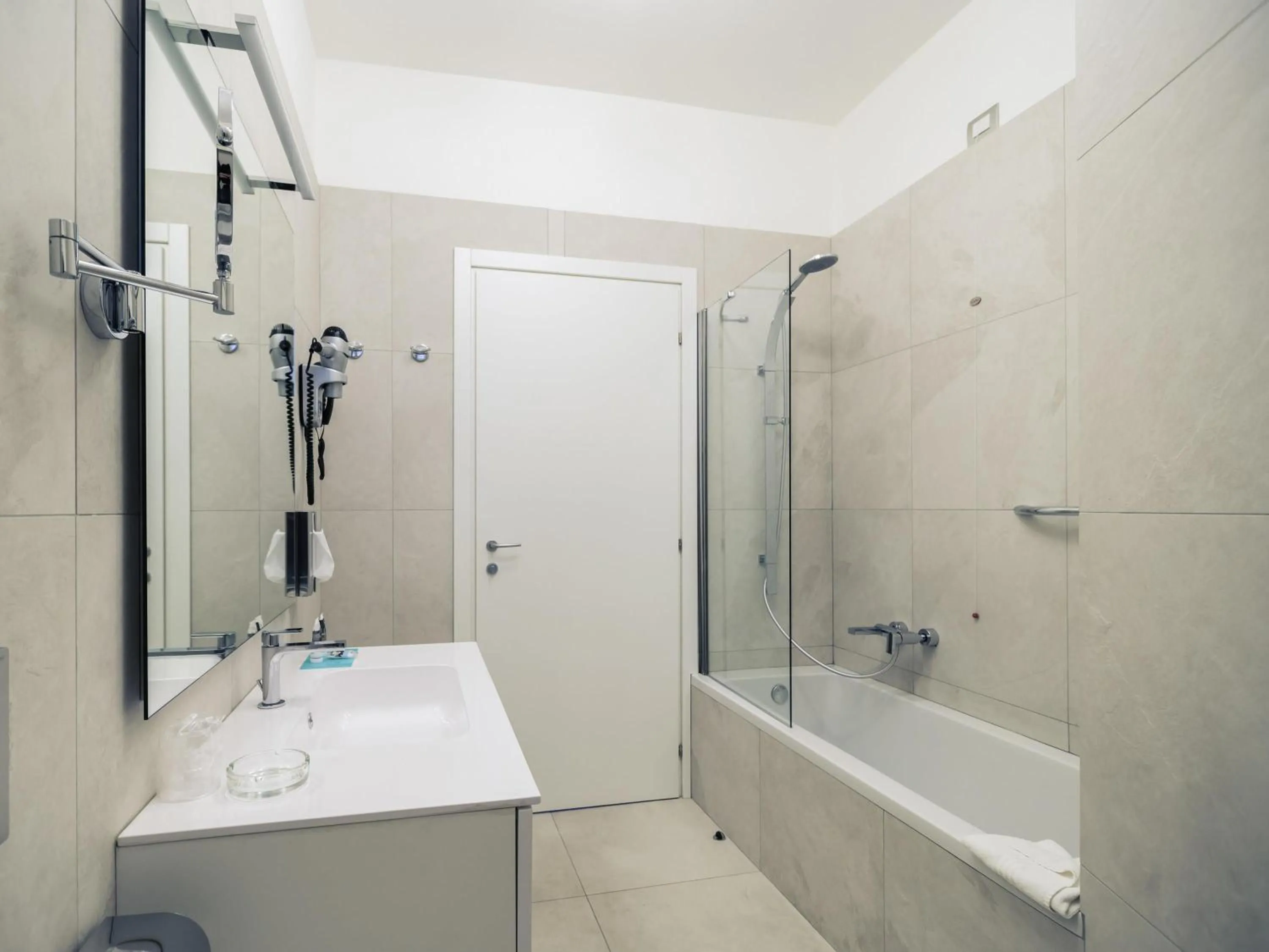 Bedroom in Hotel Mercure Milano Solari