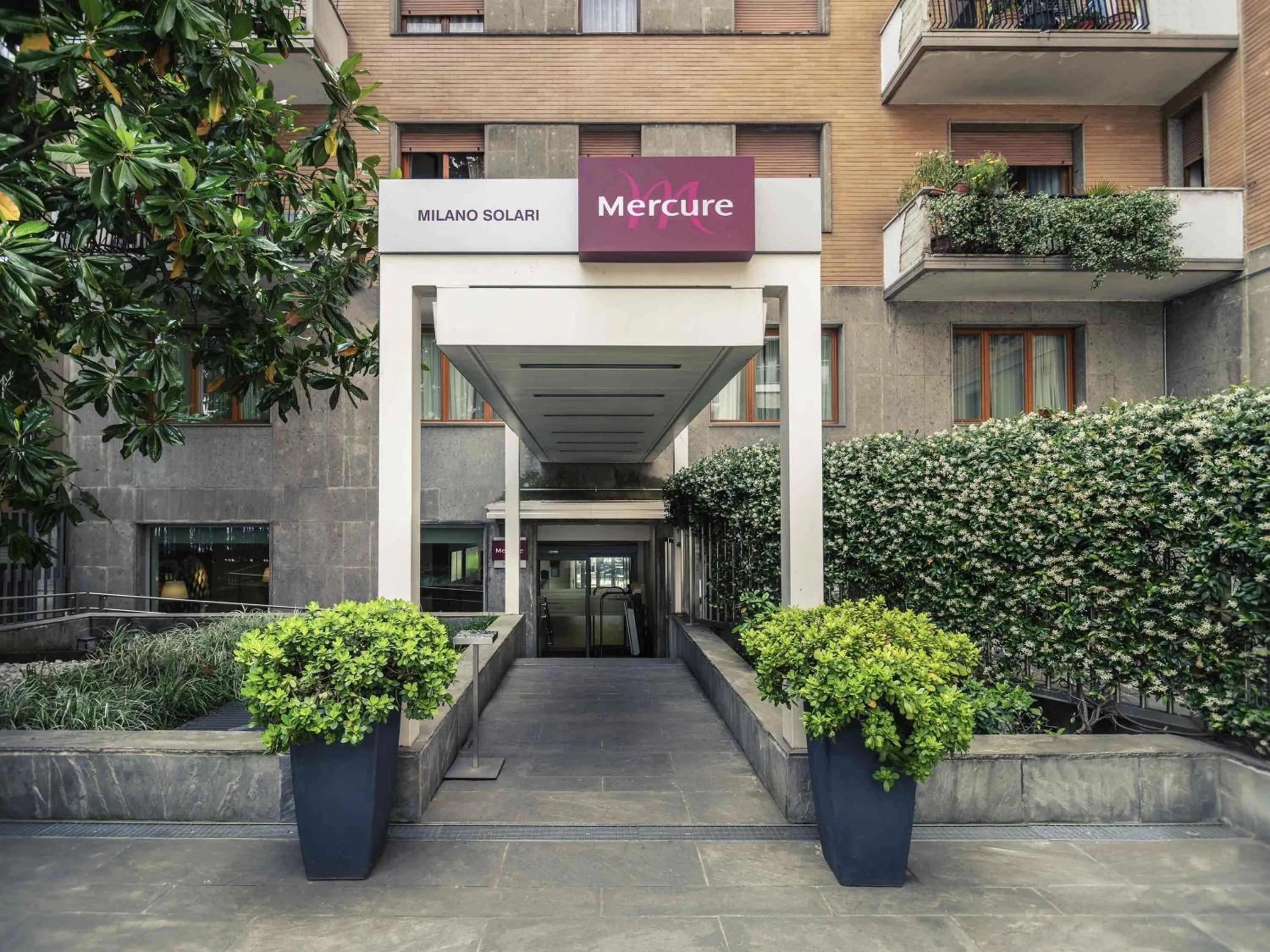 Property building in Hotel Mercure Milano Solari