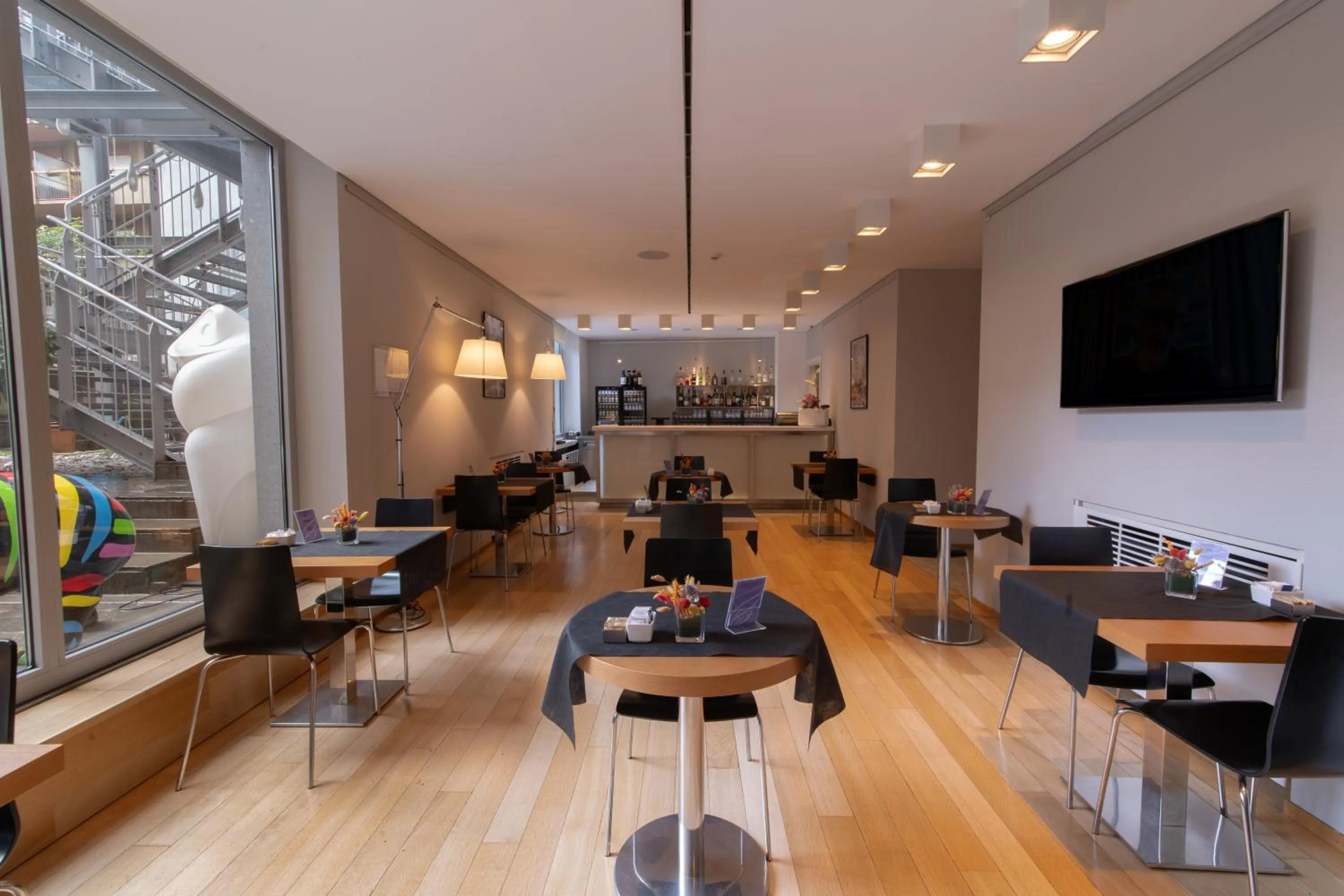 Communal lounge/ TV room in Hotel Mercure Milano Solari