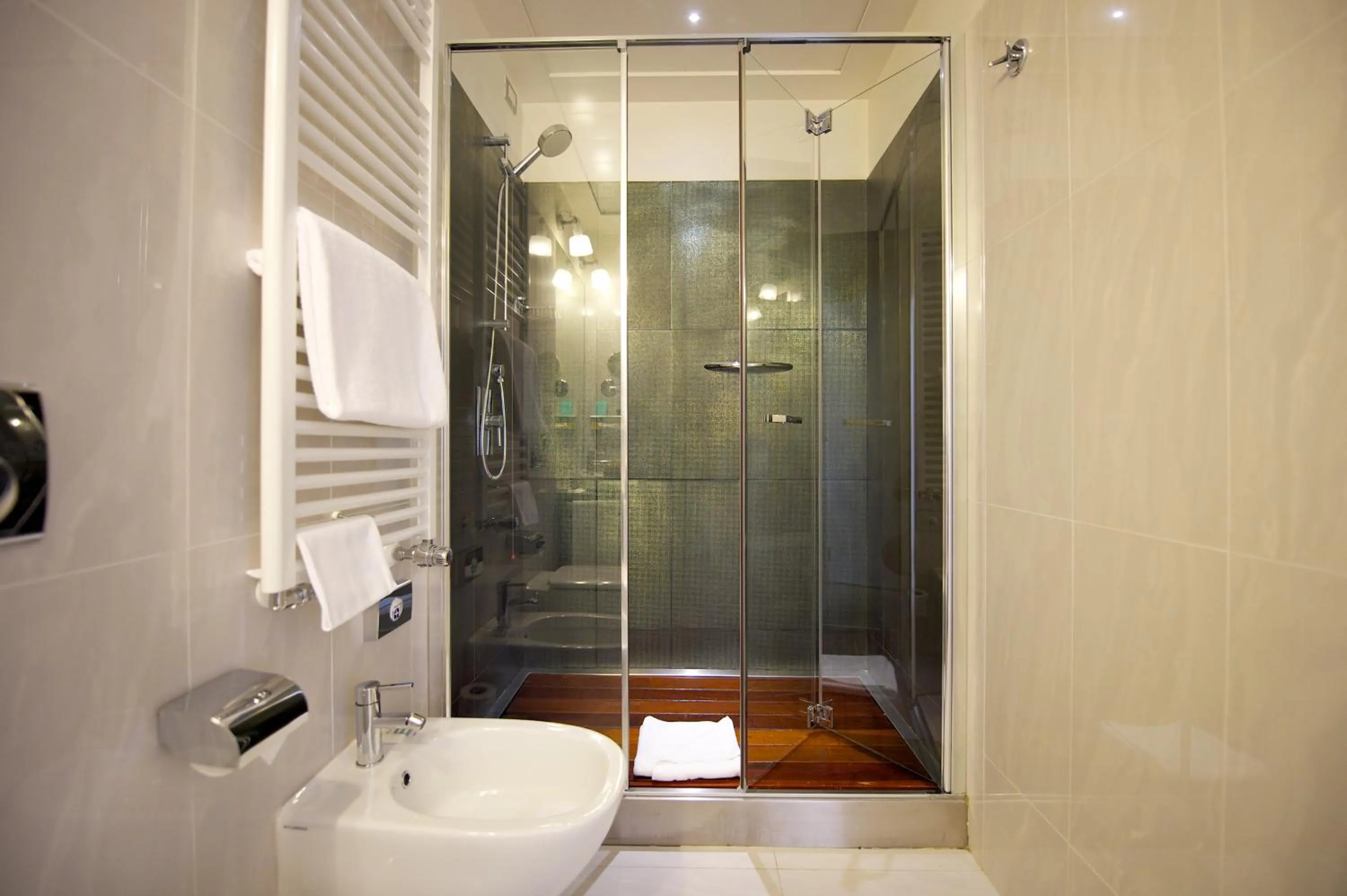 Shower in Hotel Mercure Milano Solari