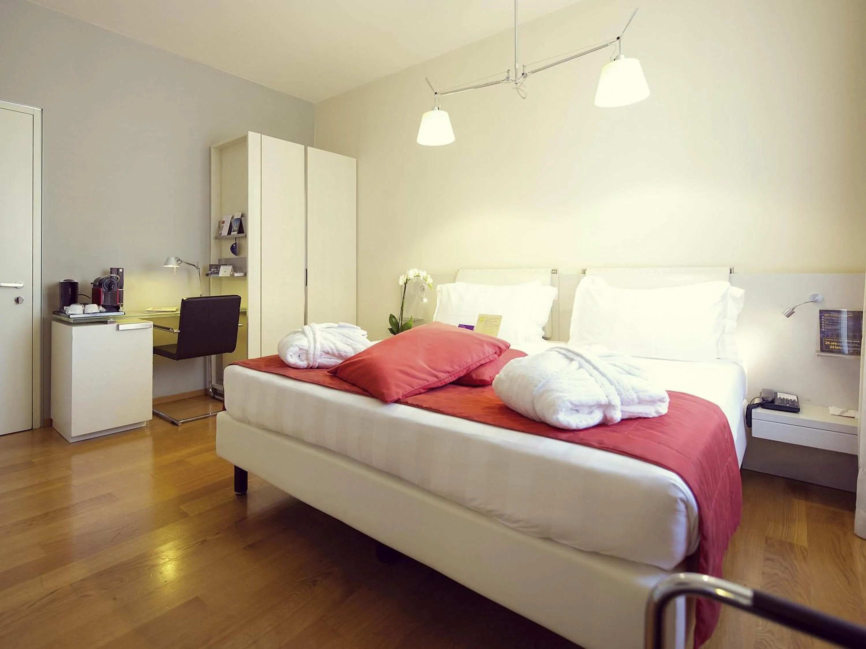 Bedroom, Bed in Hotel Mercure Milano Solari