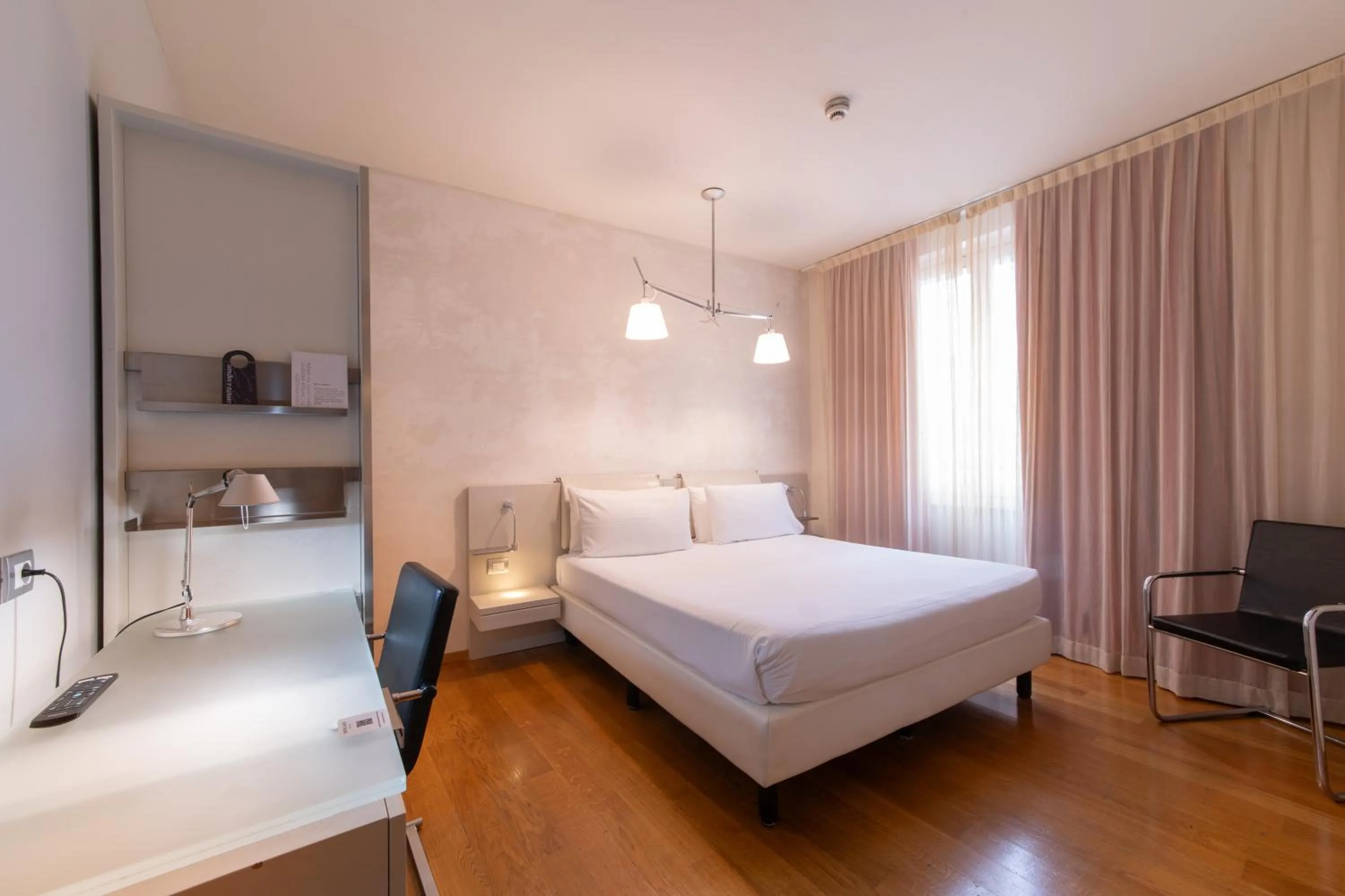 Photo of the whole room, Bed in Hotel Mercure Milano Solari