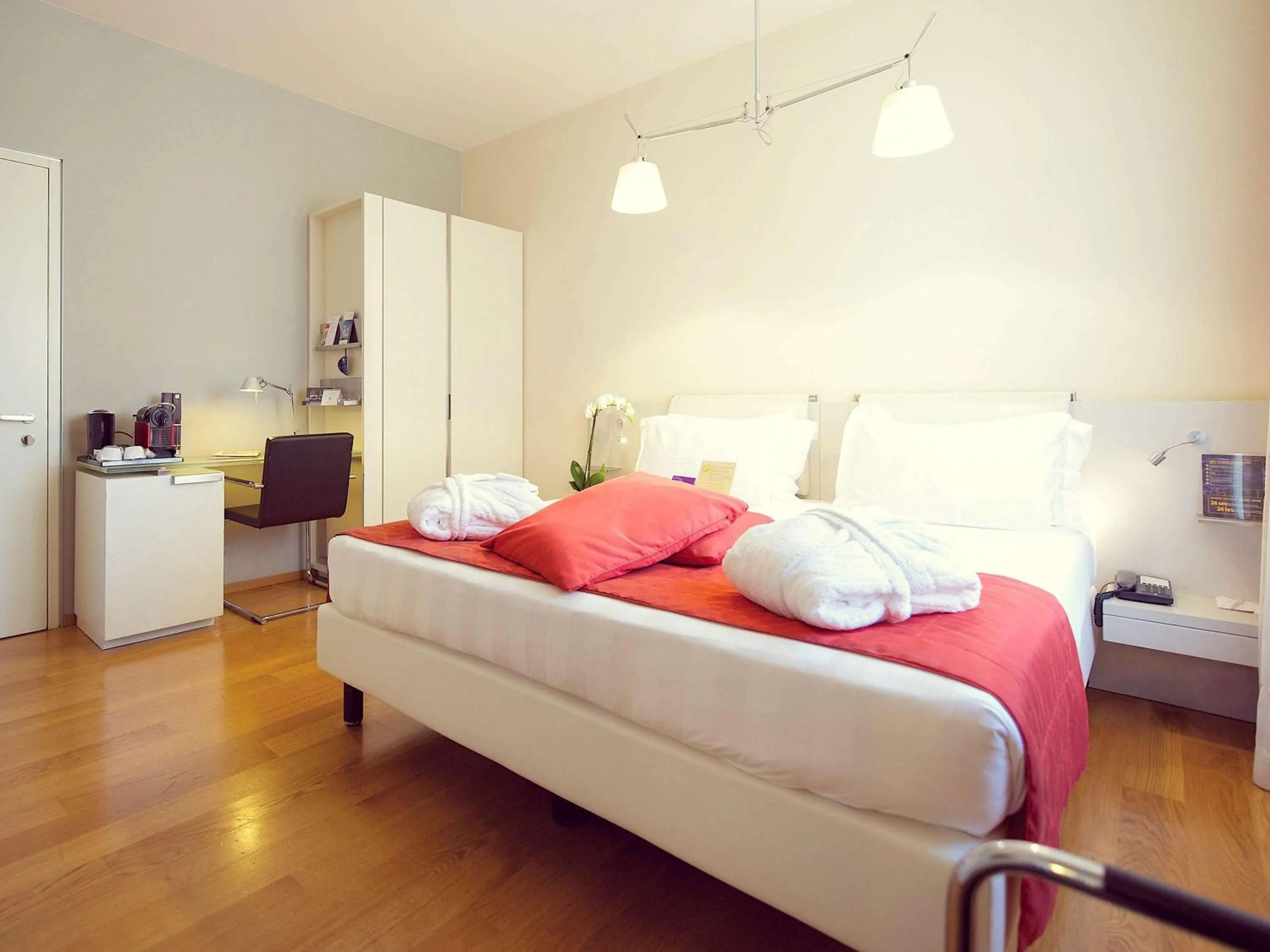 Photo of the whole room, Bed in Hotel Mercure Milano Solari