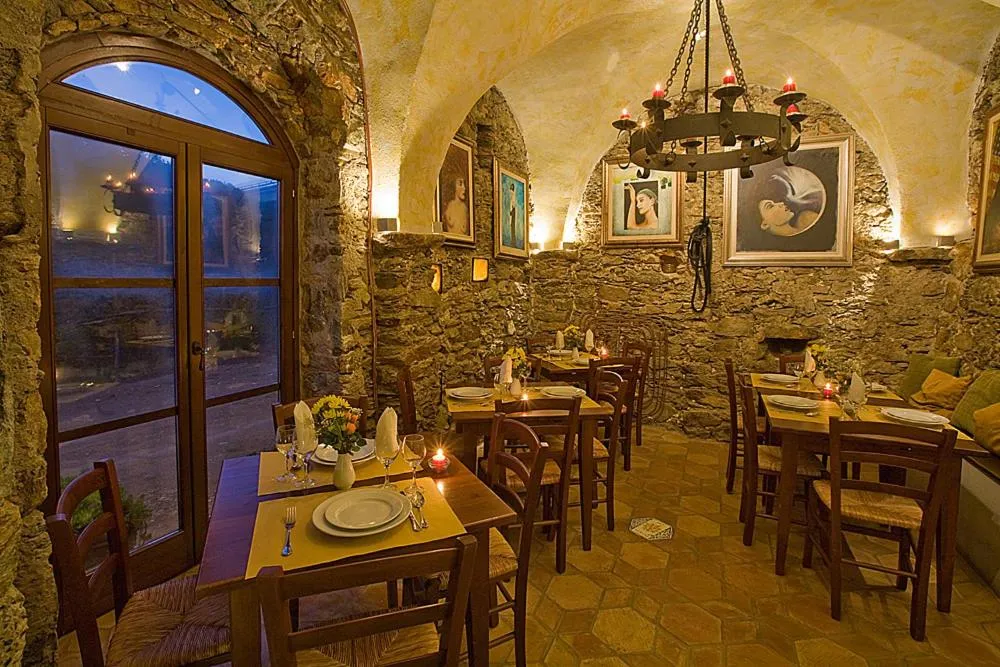 Restaurant/places to eat in Le Petit Chateau