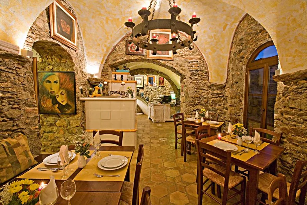 Restaurant/places to eat in Le Petit Chateau