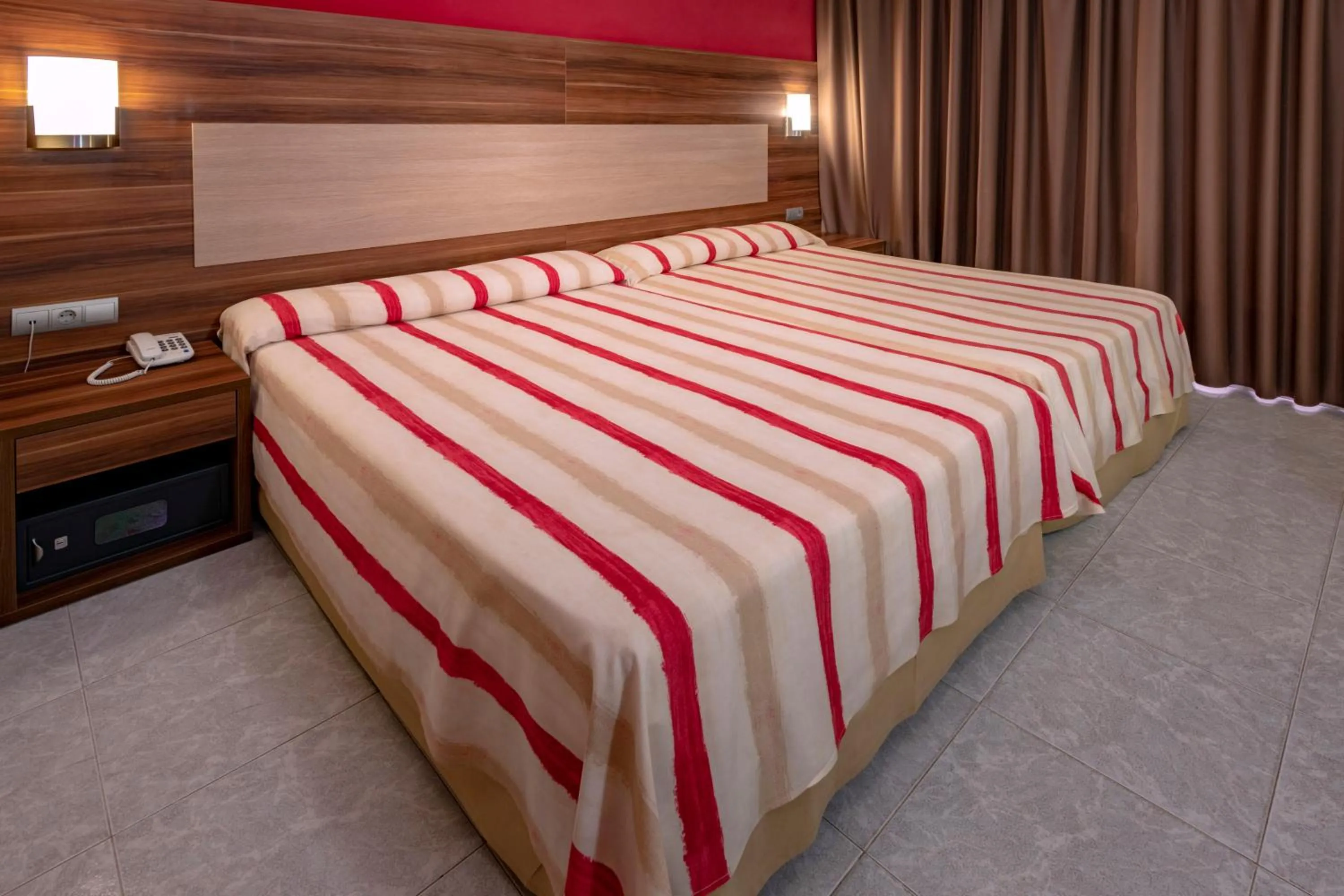 Photo of the whole room, Bed in 4R Gran Europe