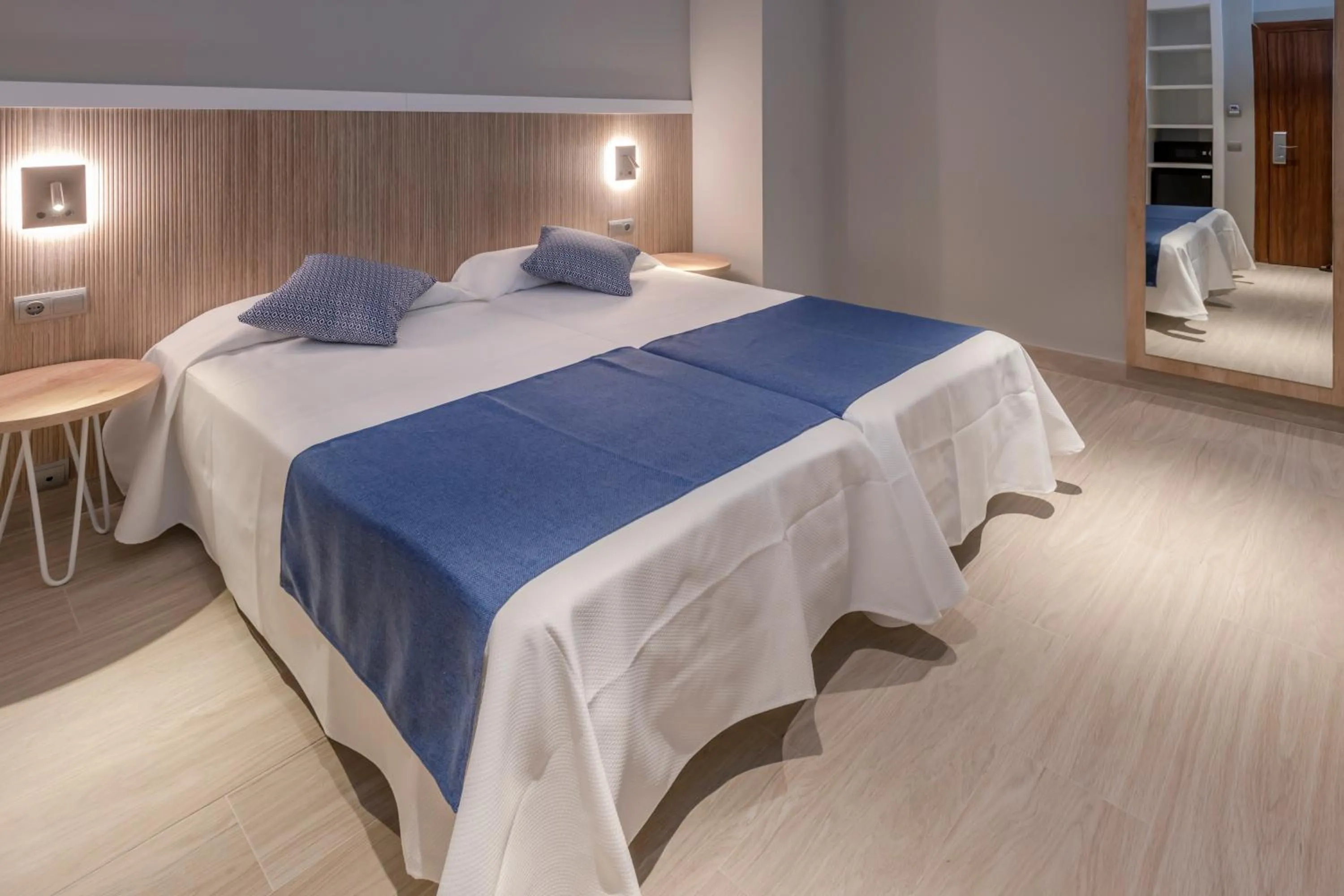 Photo of the whole room, Bed in 4R Gran Europe