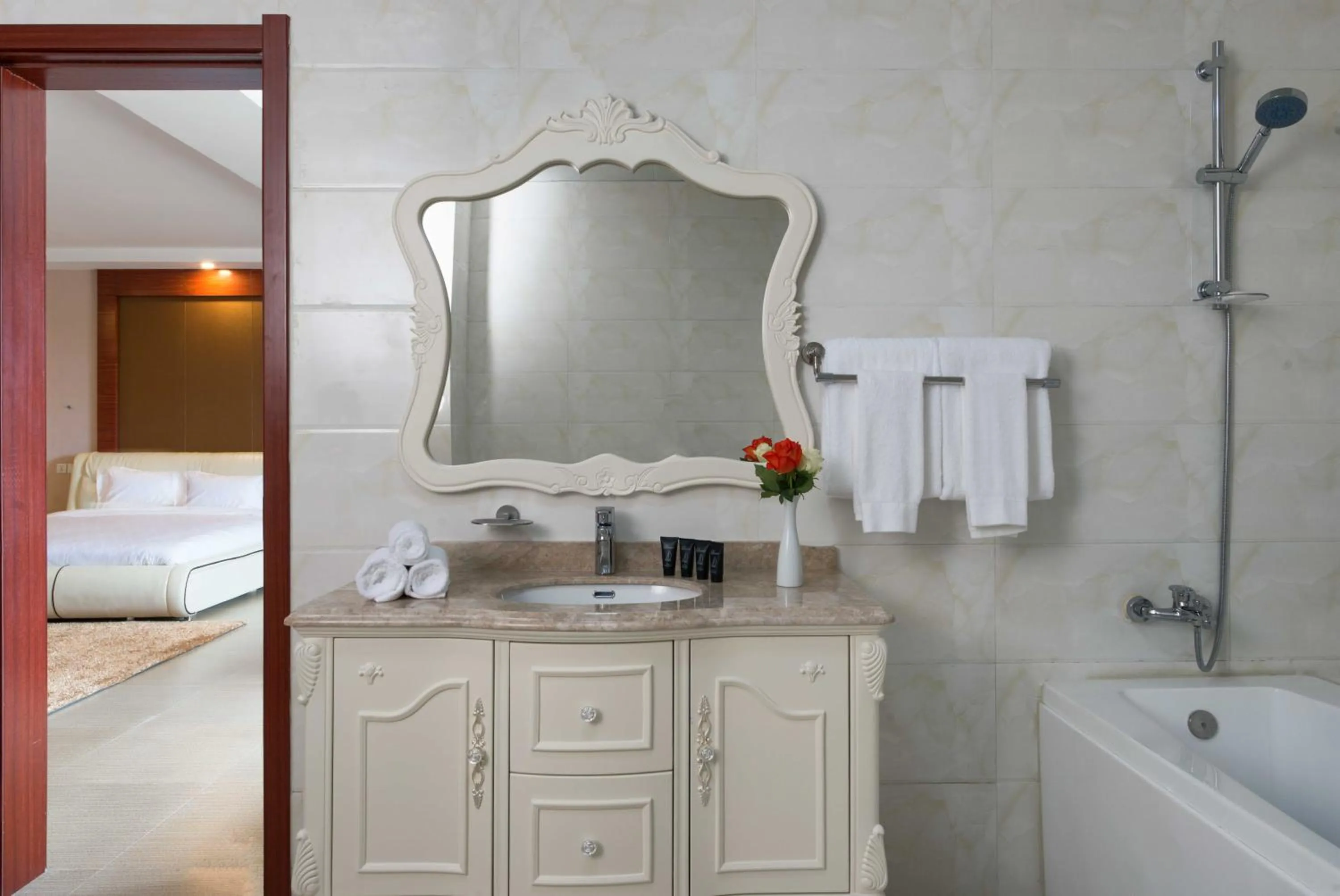 Bathroom, Bed in The Farmington Hotel