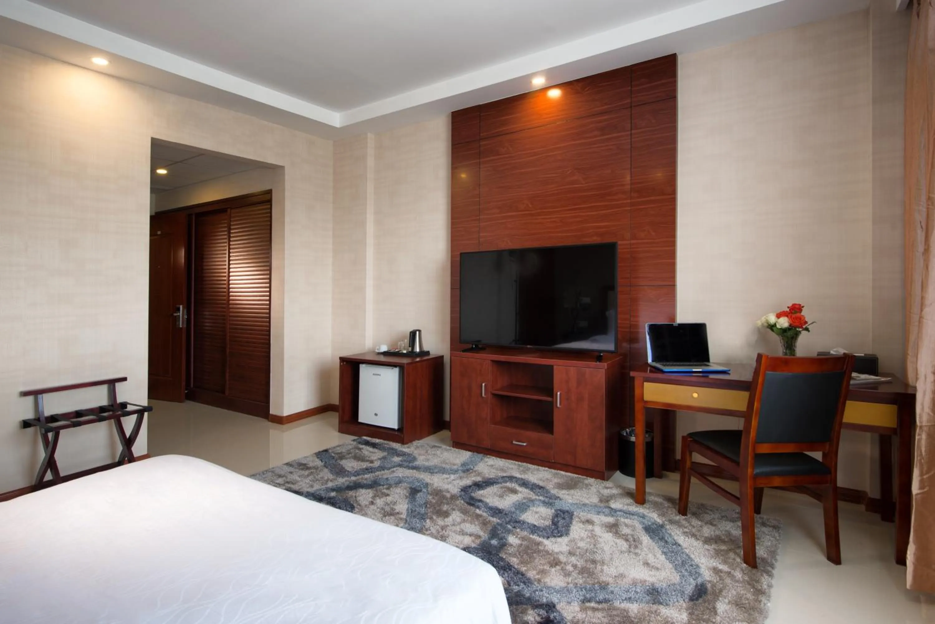 Photo of the whole room, Bed in The Farmington Hotel