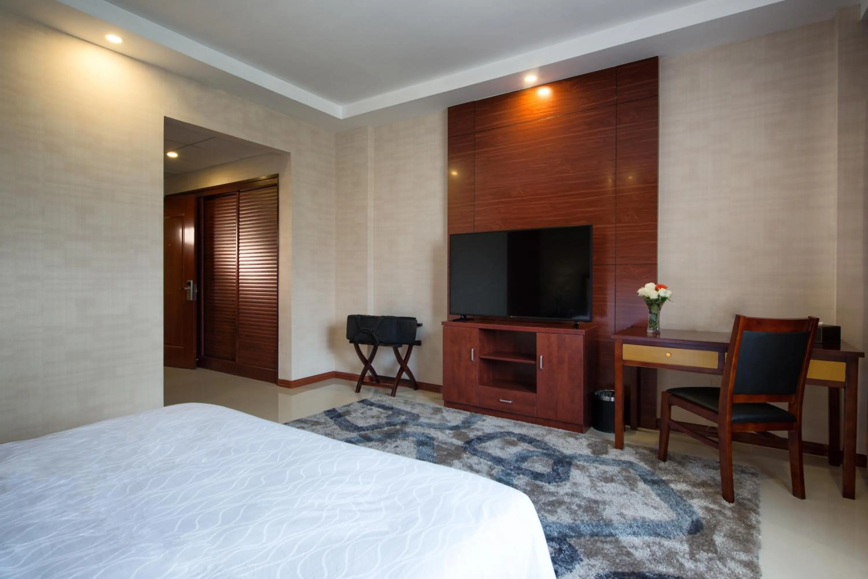 Photo of the whole room, Bed in The Farmington Hotel