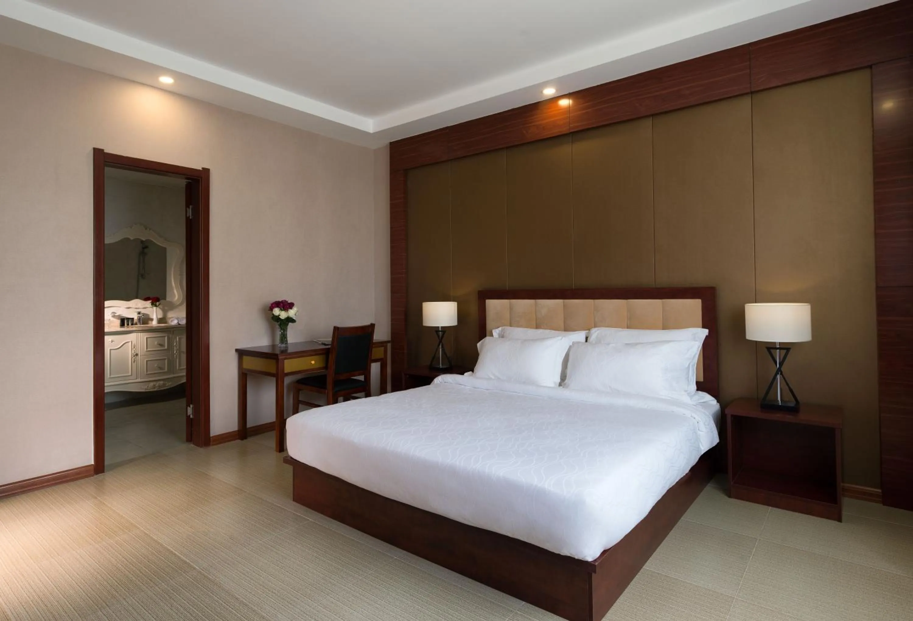 Photo of the whole room, Bed in The Farmington Hotel