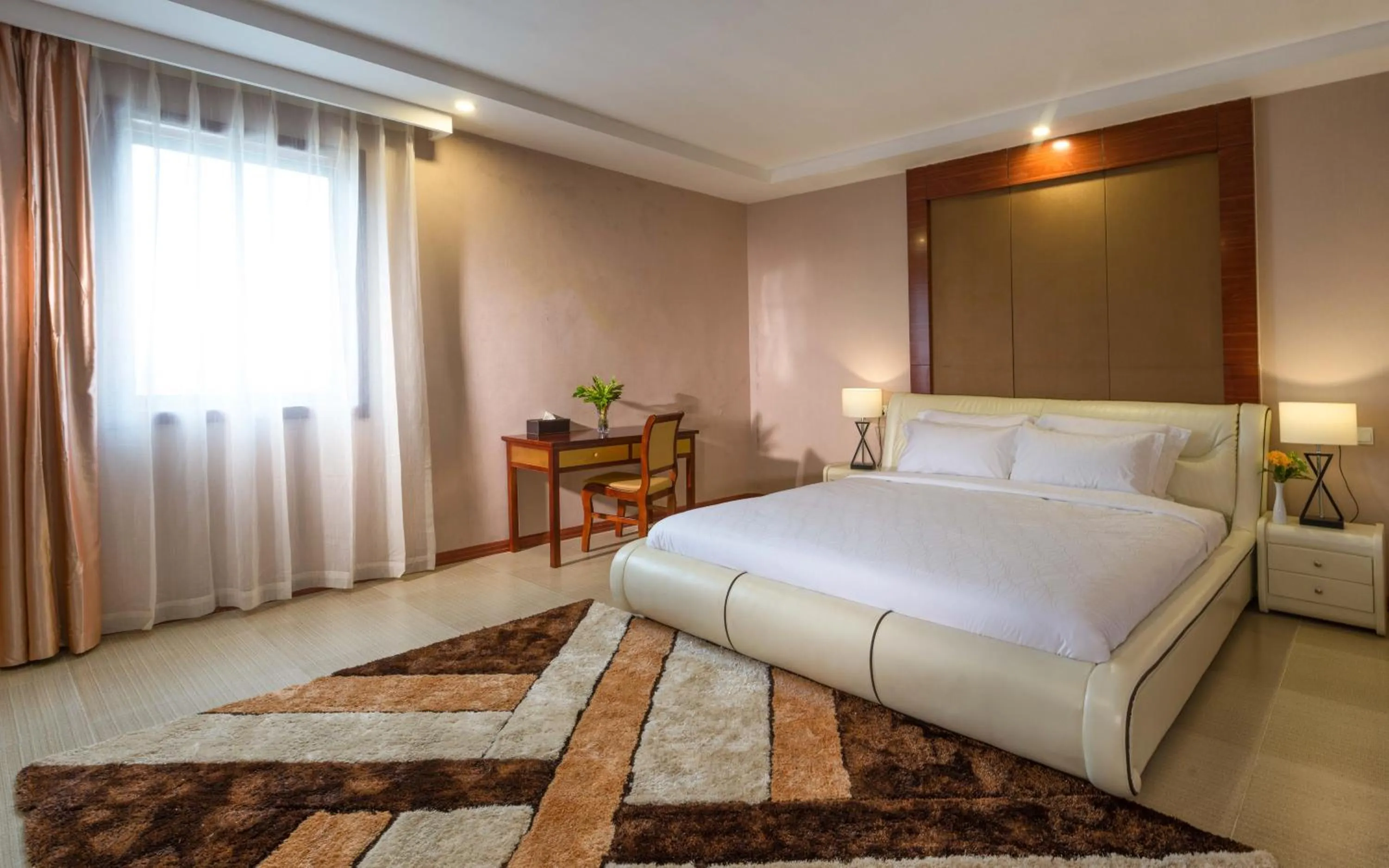 Photo of the whole room, Bed in The Farmington Hotel