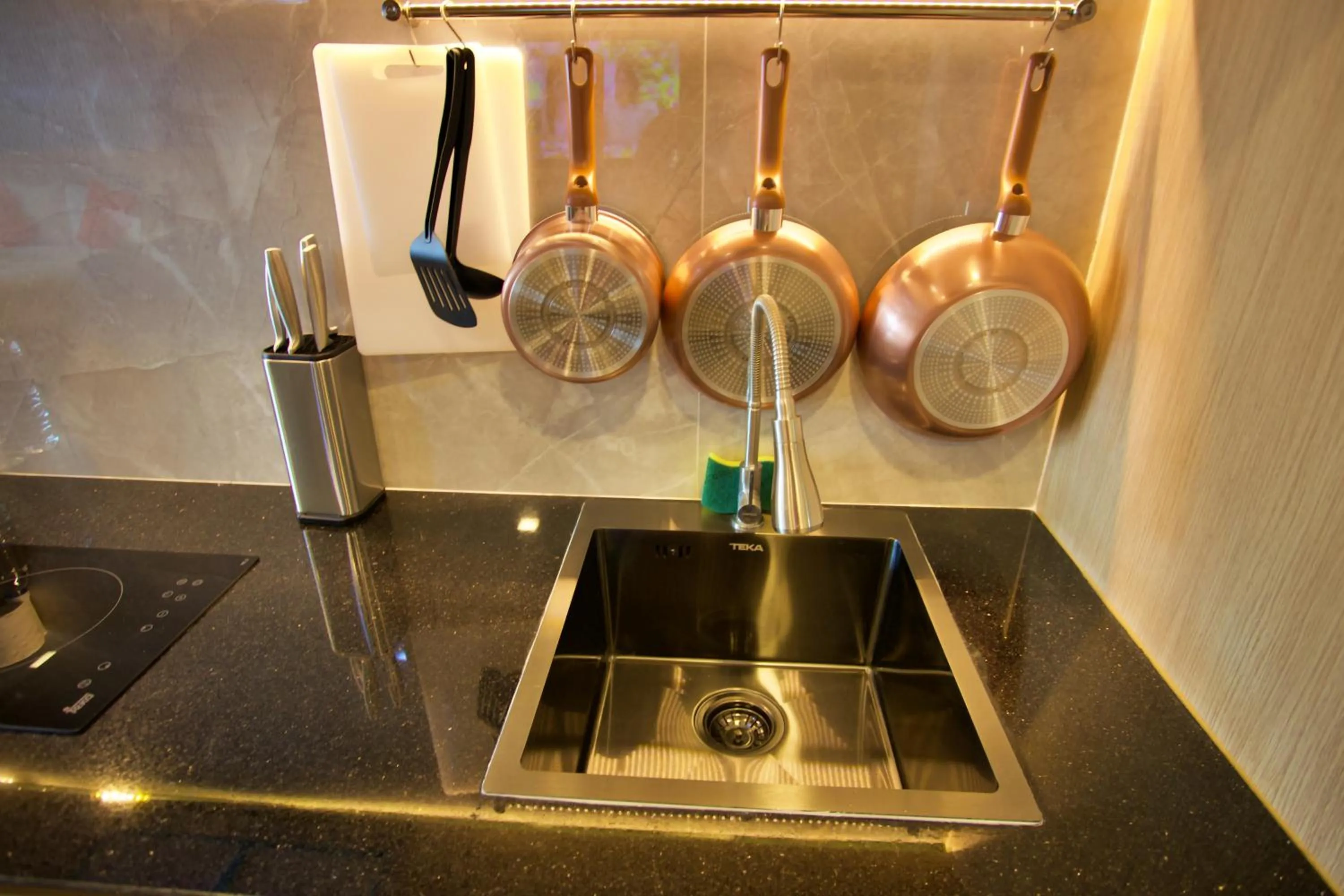 Kitchen or kitchenette in Platinum Hotel and Apartments