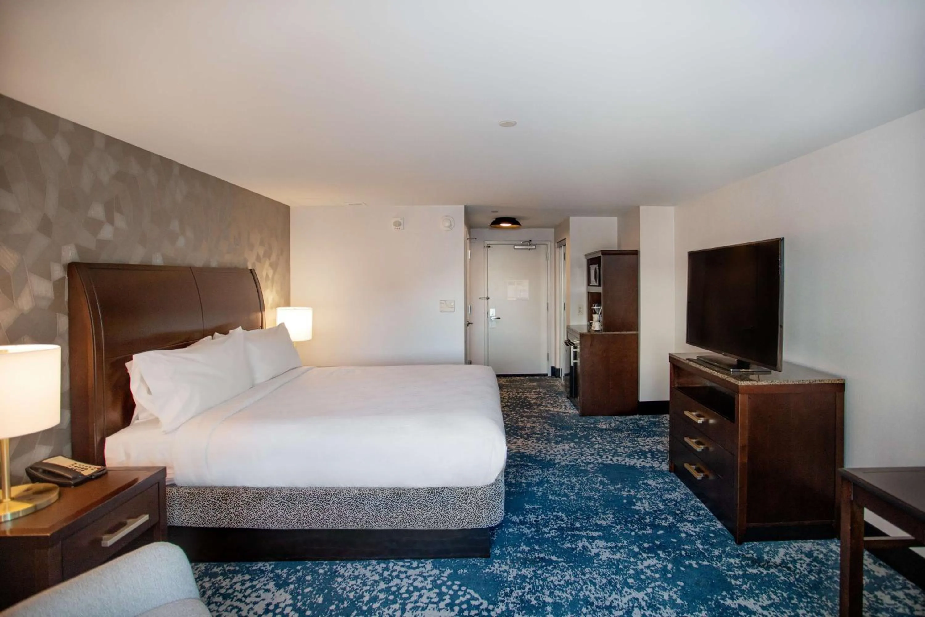 Bed in Hilton Garden Inn Bethesda Downtown